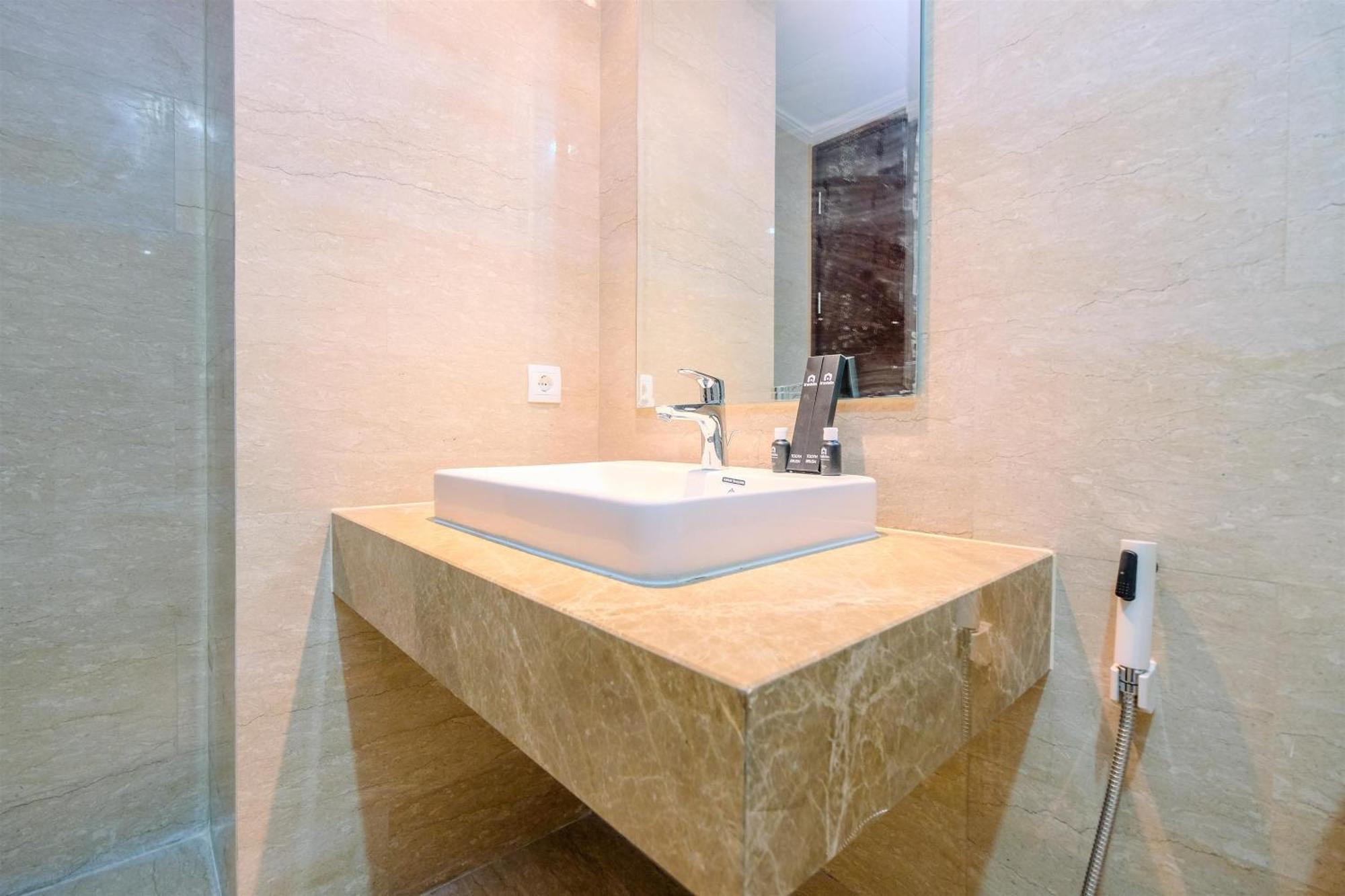Modern Look And Comfy 2br At Menteng Park By Travelio