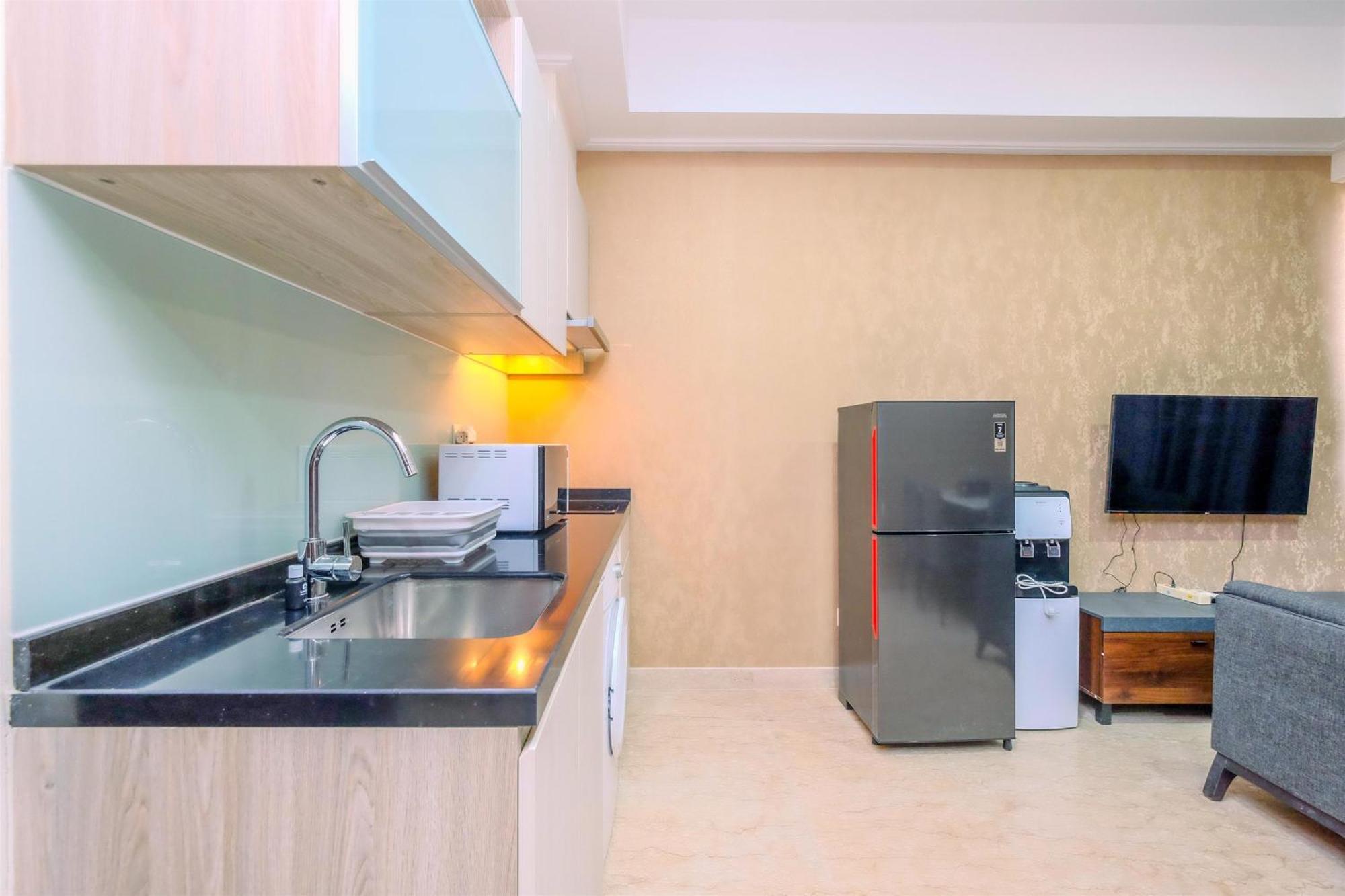 Modern Look And Comfy 2br At Menteng Park By Travelio Apartment
