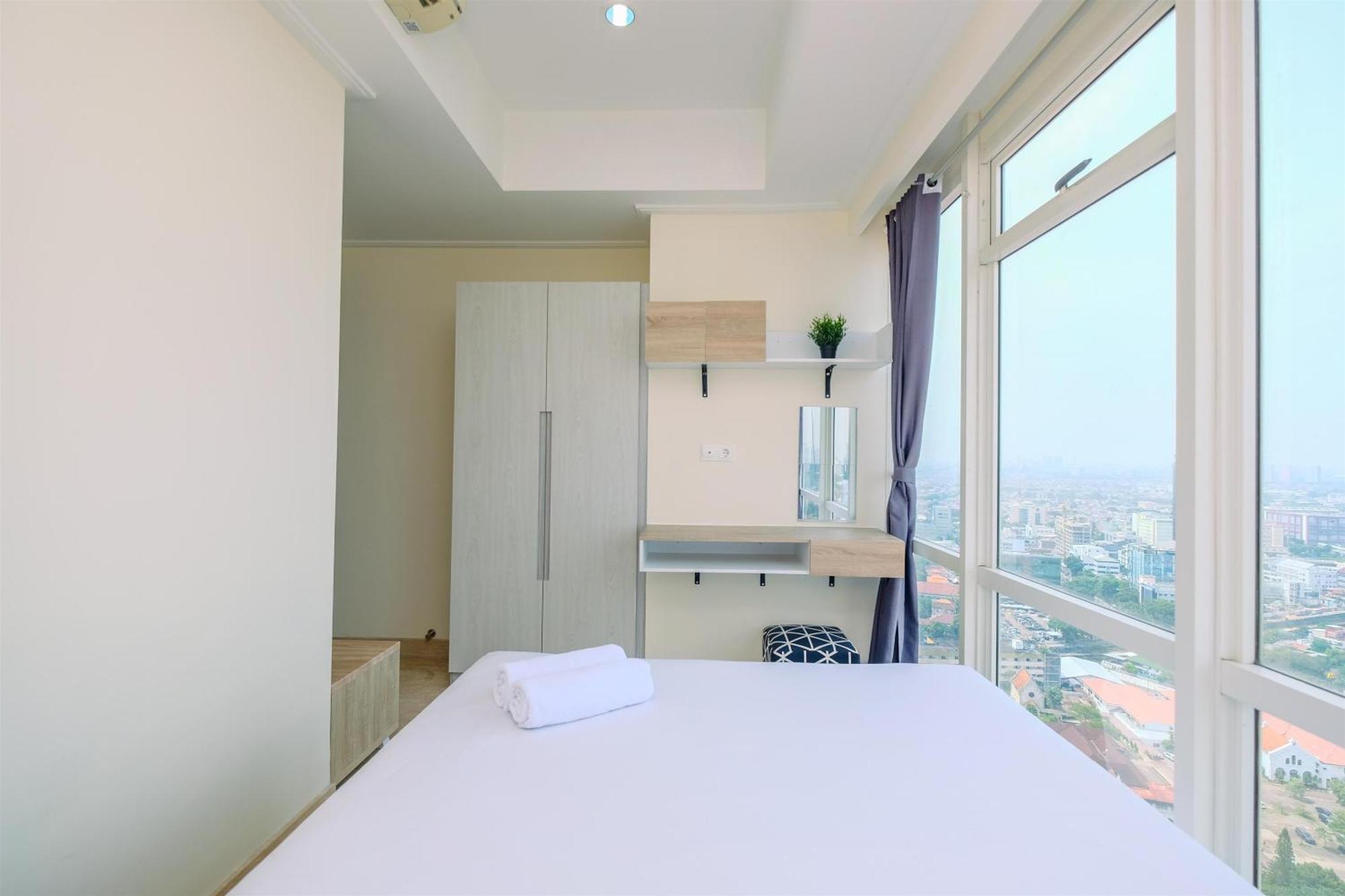 Modern Look And Comfy 2br At Menteng Park By Travelio