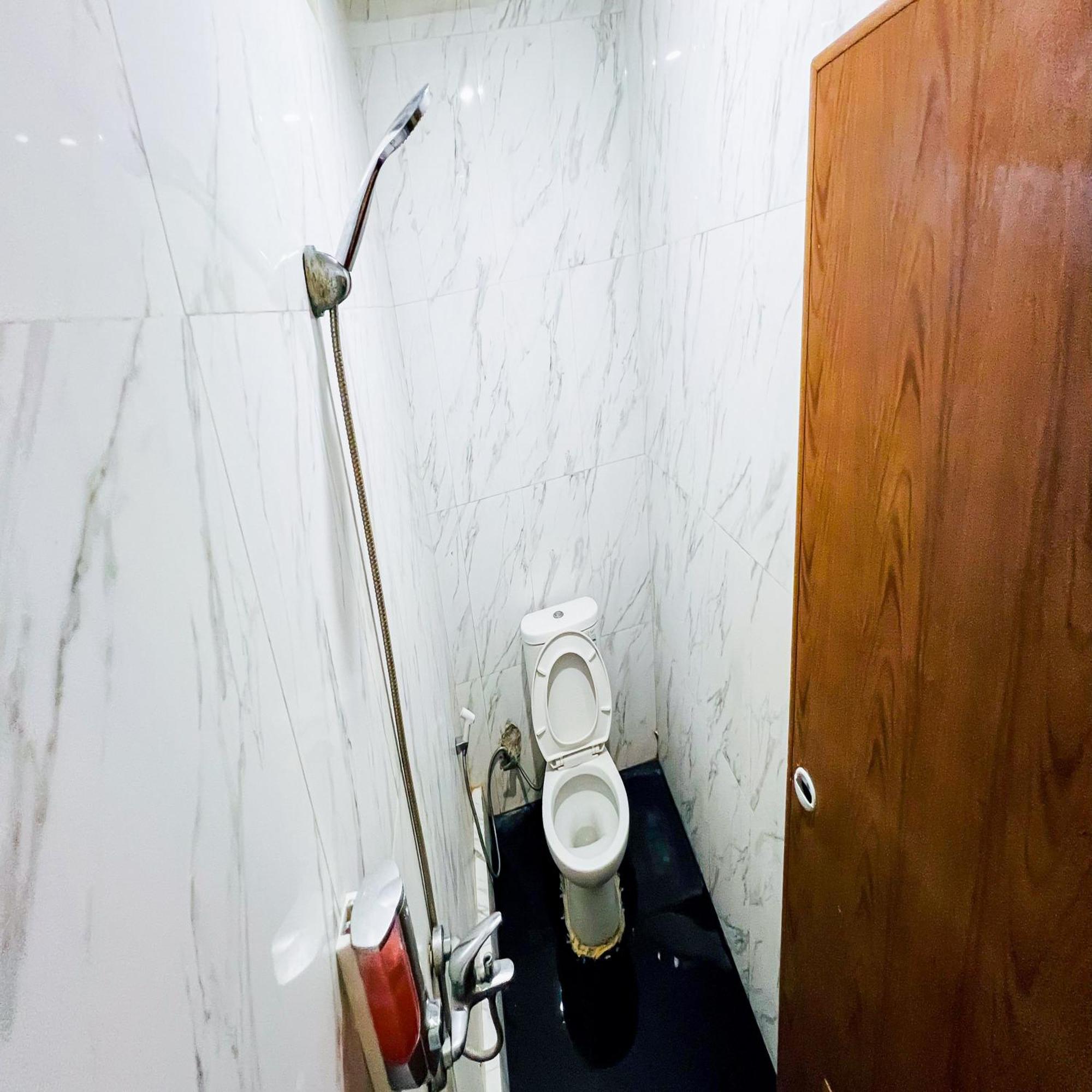 Taisir Near Palmerah Mitra Reddoorz Hotel