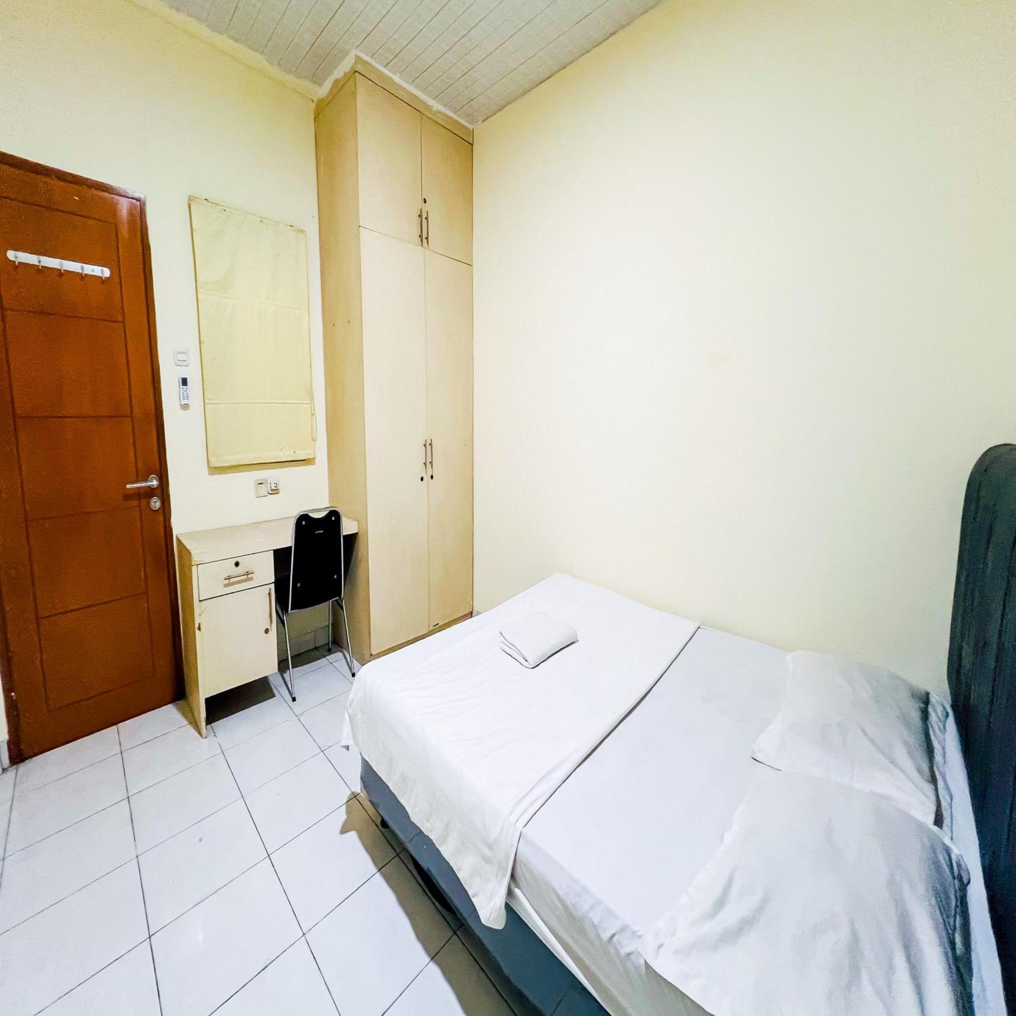 Hotel Taisir Near Palmerah Mitra Reddoorz 2*