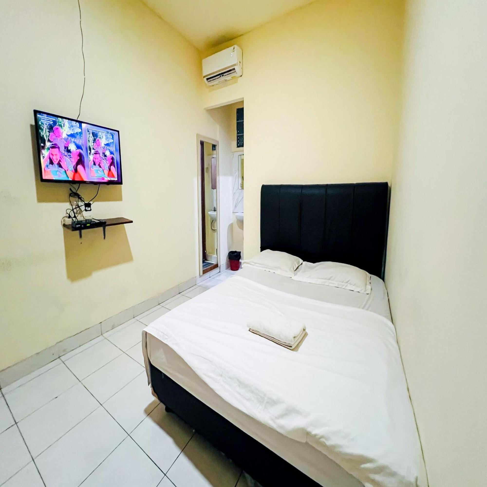 Taisir Near Palmerah Mitra Reddoorz Hotel Jakarta