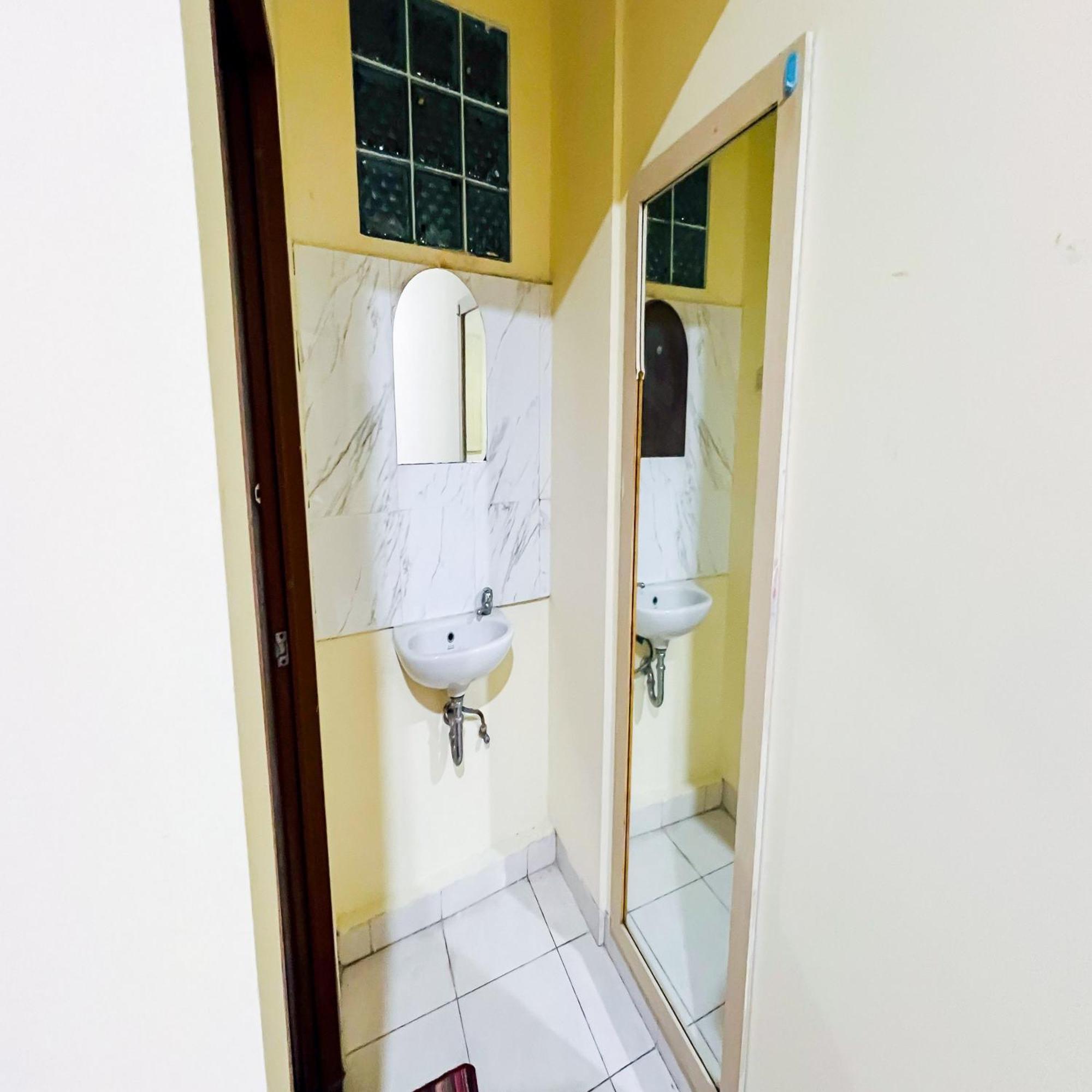 Taisir Near Palmerah Mitra Reddoorz Hotel