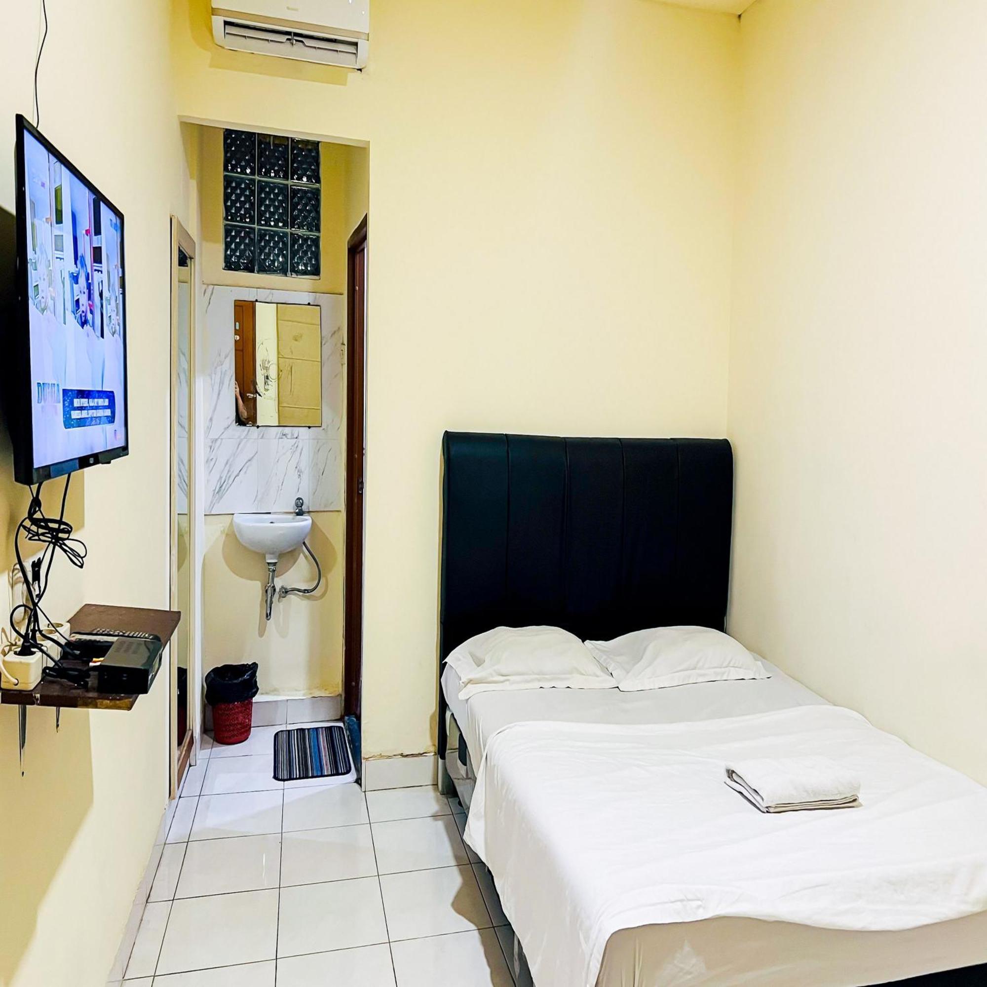 Taisir Near Palmerah Mitra Reddoorz Hotel Jakarta