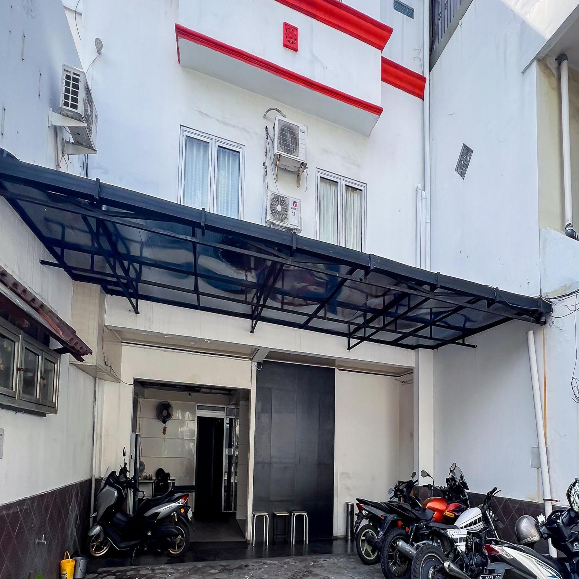 Taisir Near Palmerah Mitra Reddoorz 2*
