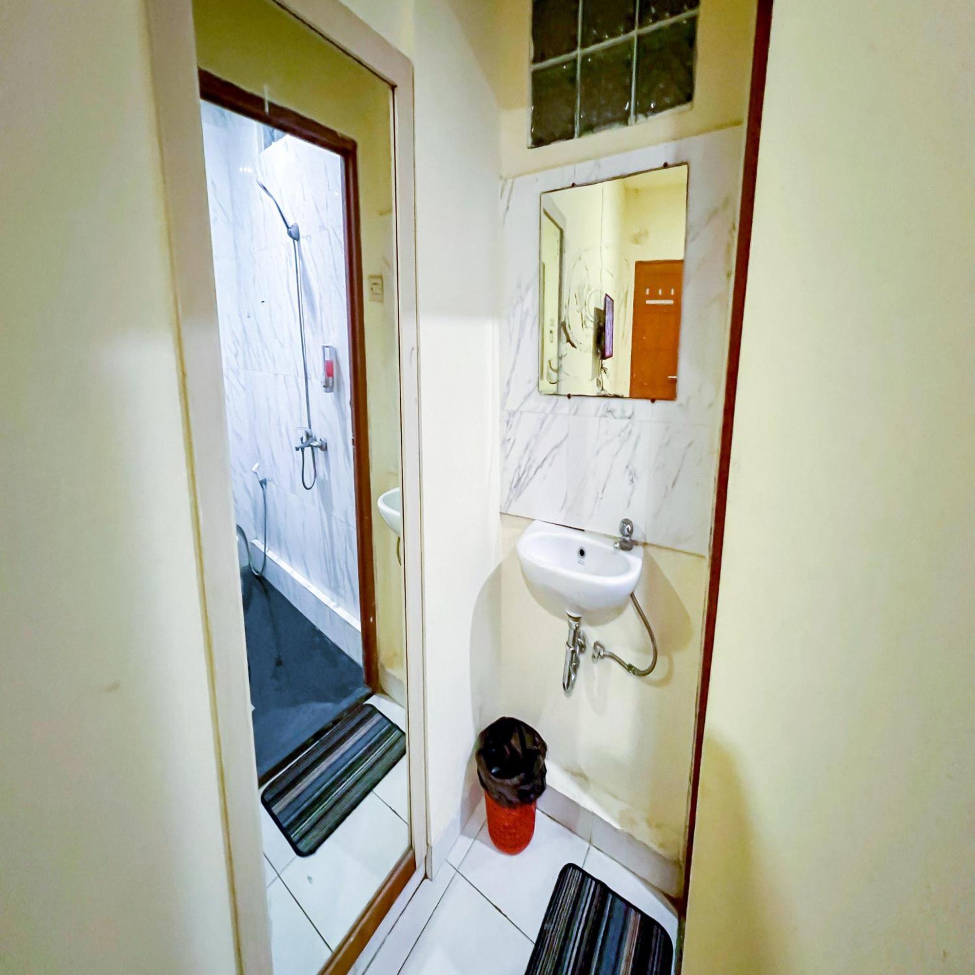 Taisir Near Palmerah Mitra Reddoorz 2* Jakarta