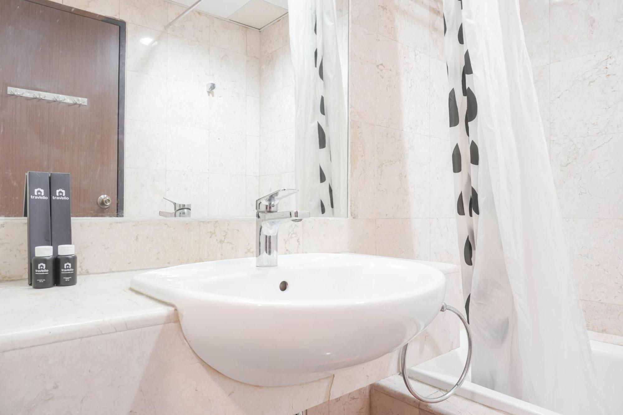 Apartment Comfort And Minimalist 3br At Bellagio By Travelio Jakarta