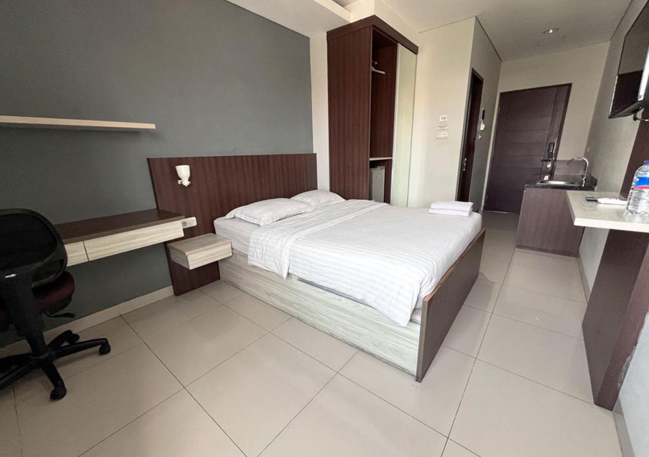 12 * Jakarta