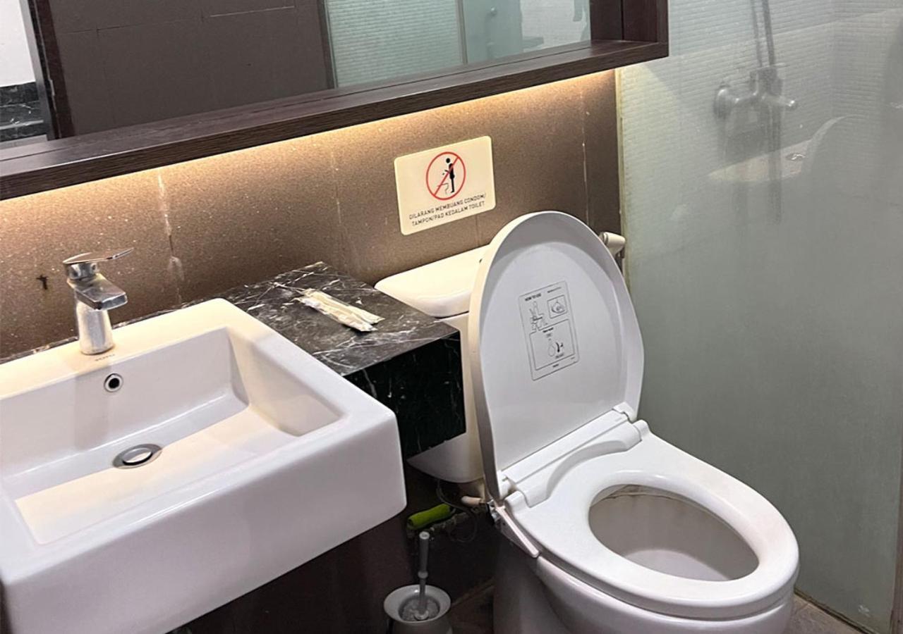 12 * Jakarta