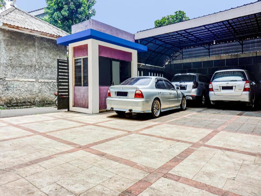 Capital O 90696 Tobana House Bintaro Hotel 2*
