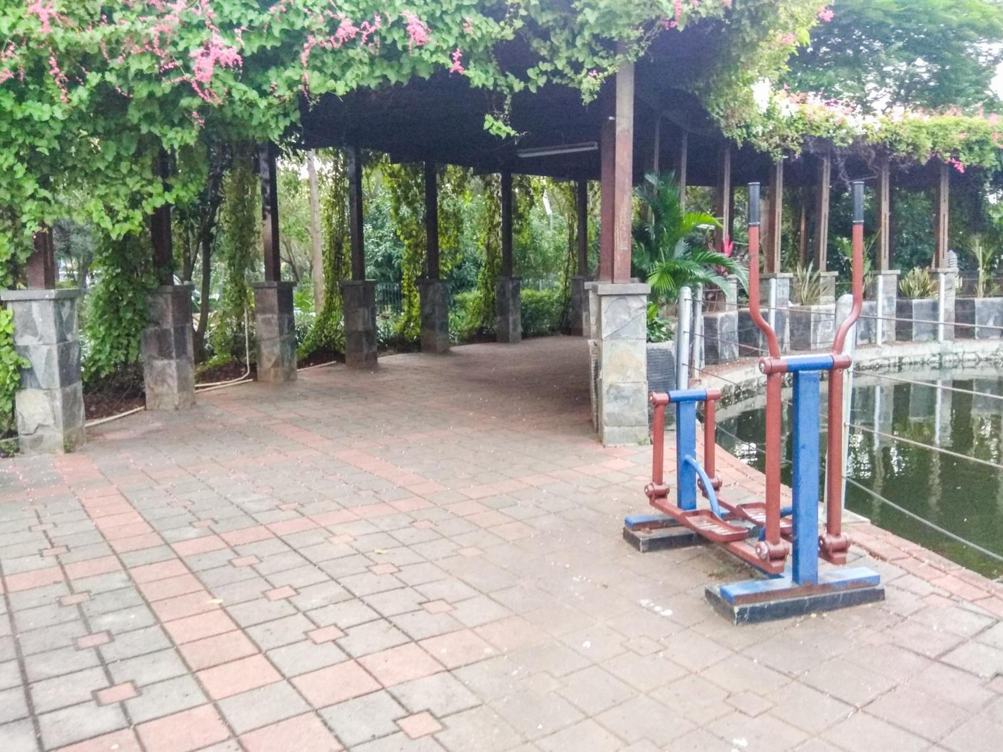 Homey 1br With Spacious Living Pramuka By Travelio