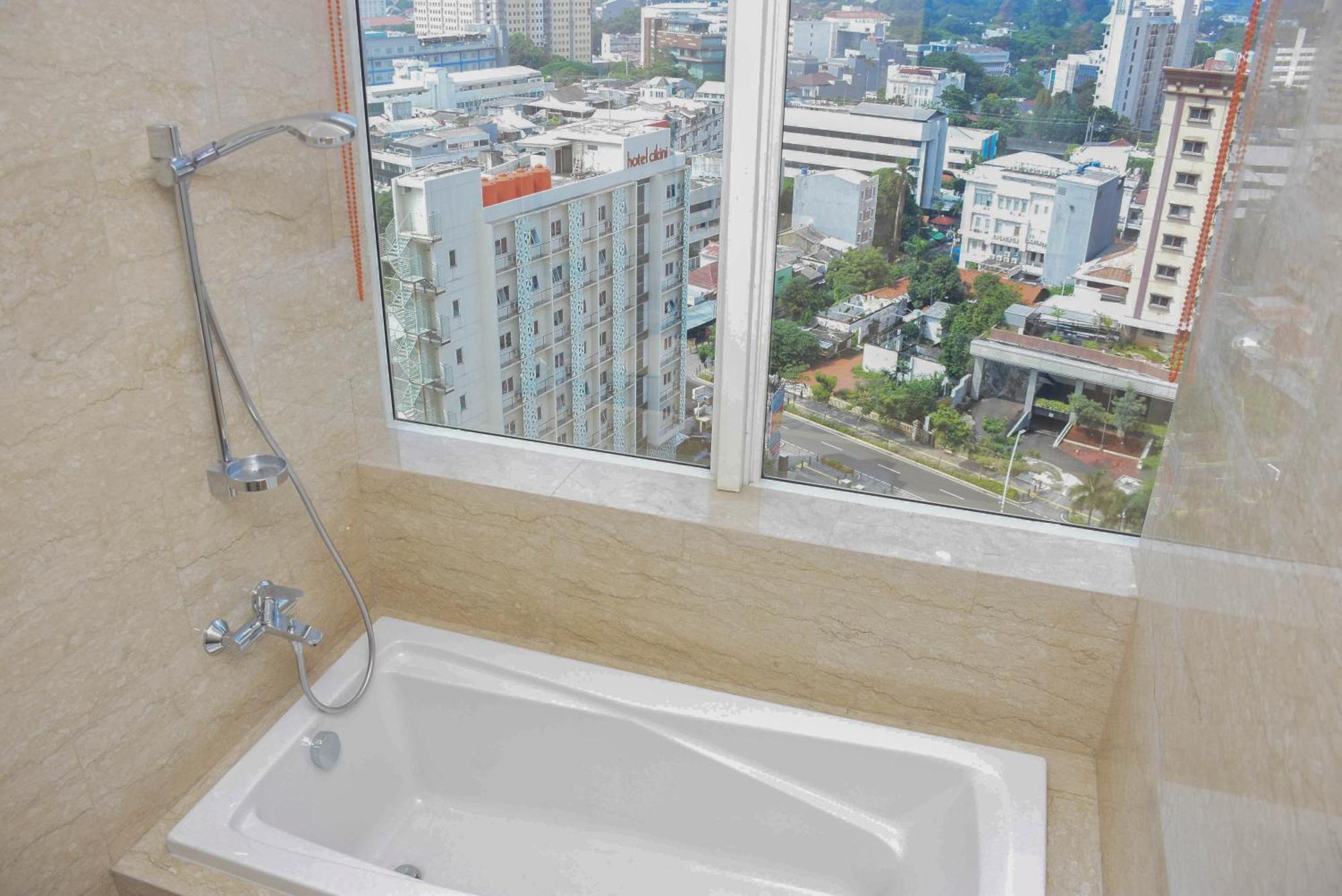 And Spacious 3br At Menteng Park By Travelio *