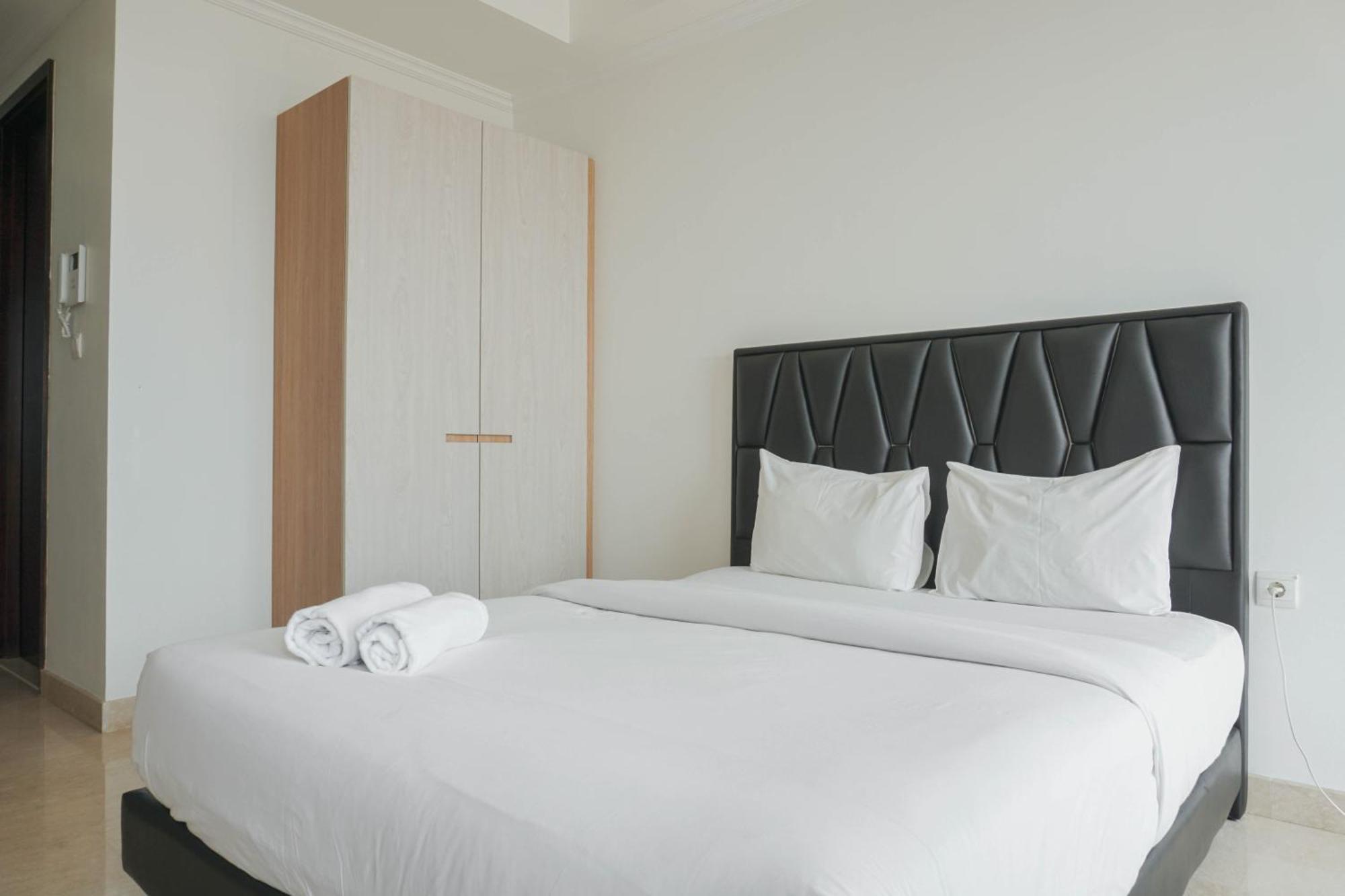 Apartment Minimalist And Strategic At Menteng Park By Travelio *