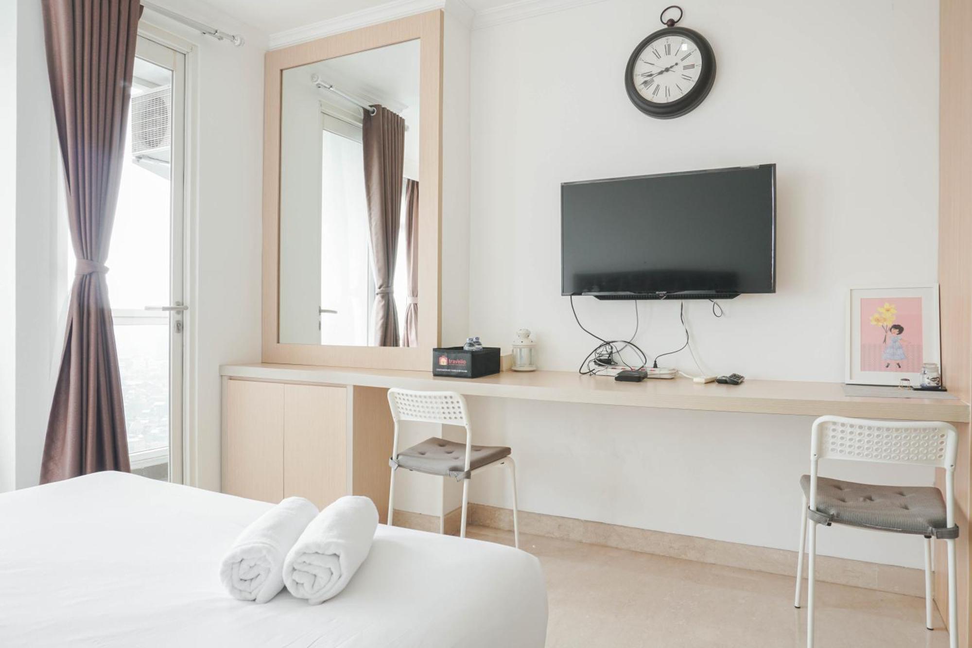 Apartment Minimalist And Strategic At Menteng Park By Travelio