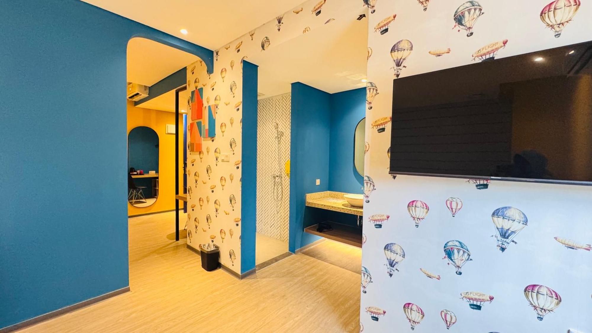 Resort Yellow Bee Cililitan 4*