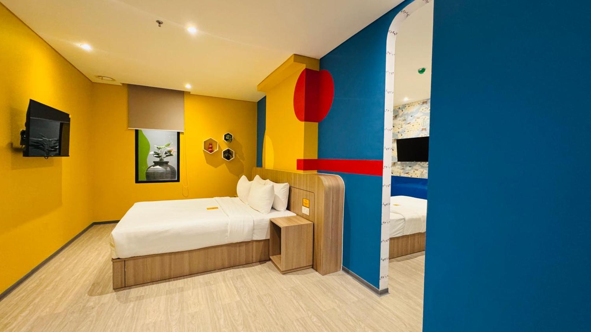 Resort Yellow Bee Cililitan 4*