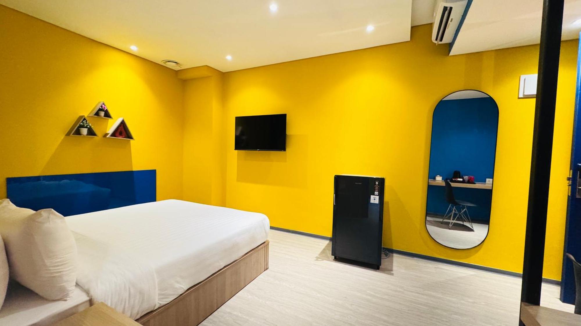 Resort Yellow Bee Cililitan