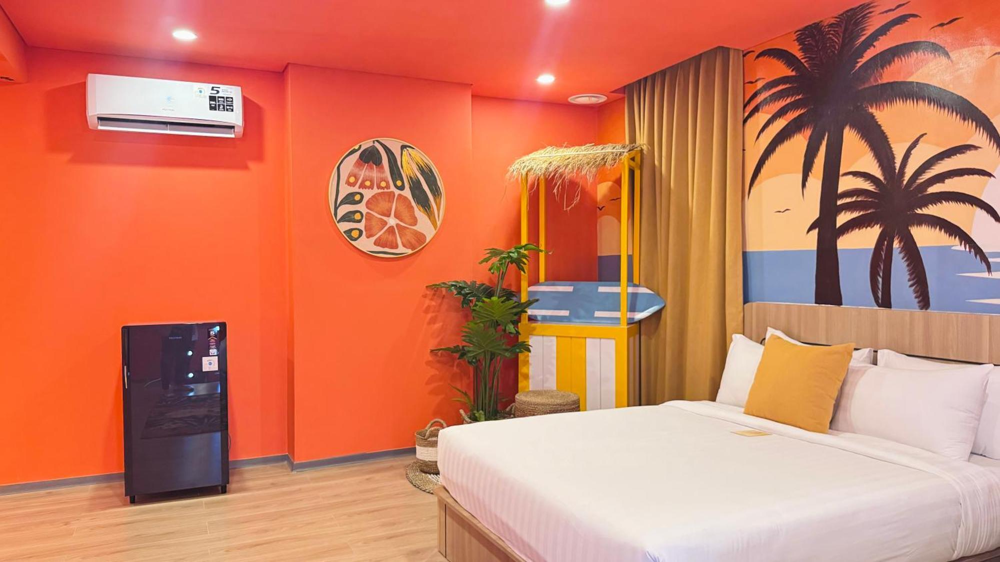 Resort Yellow Bee Cililitan