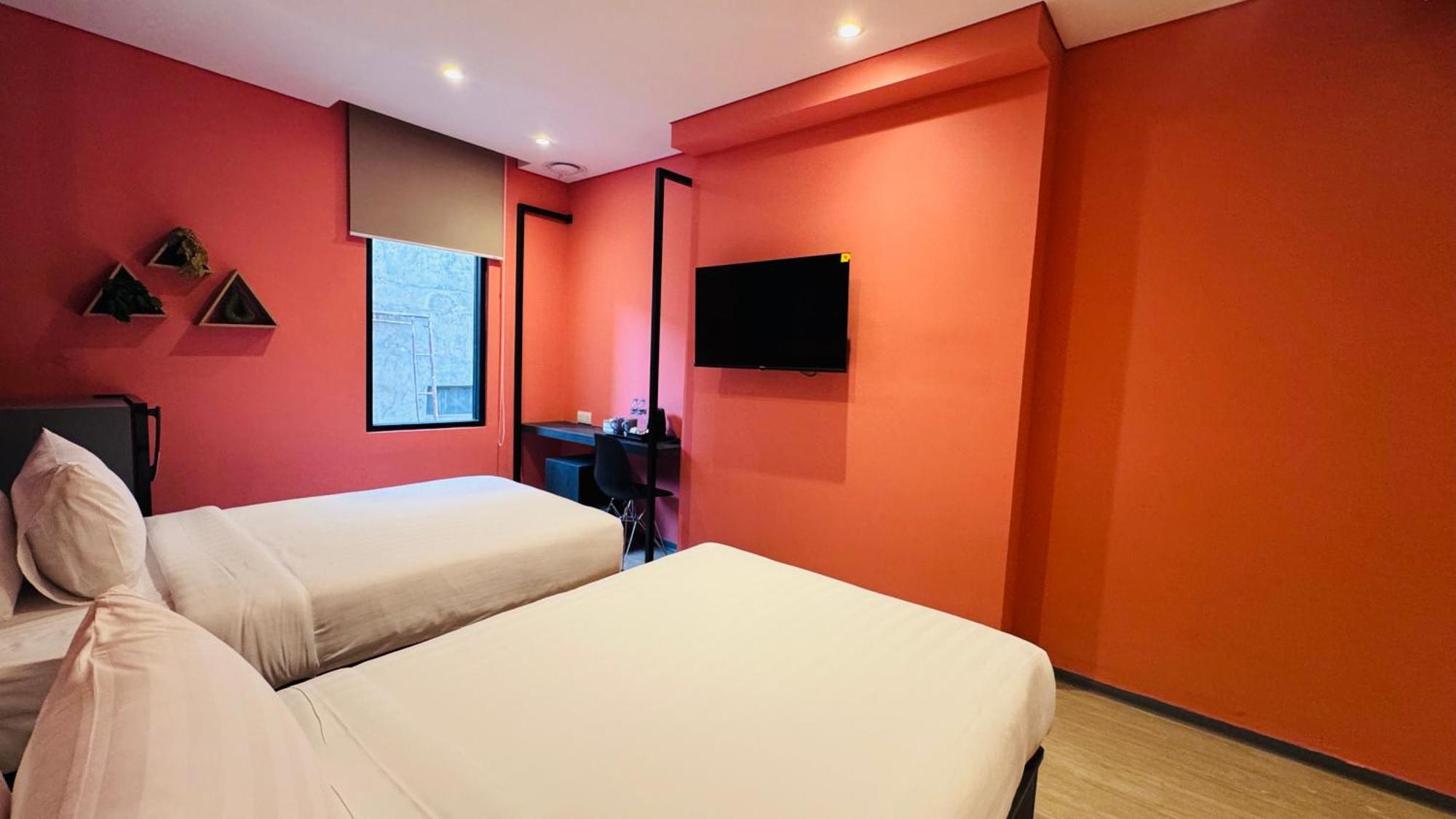 Yellow Bee Cililitan Resort 4*