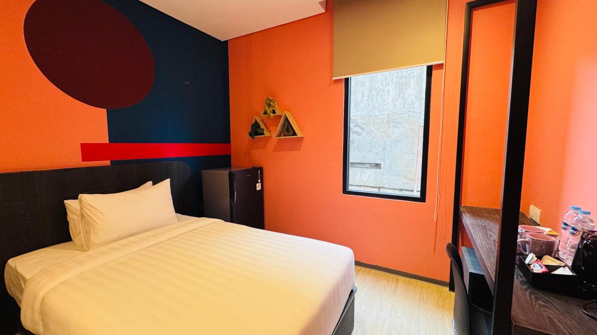 Resort Yellow Bee Cililitan 4*