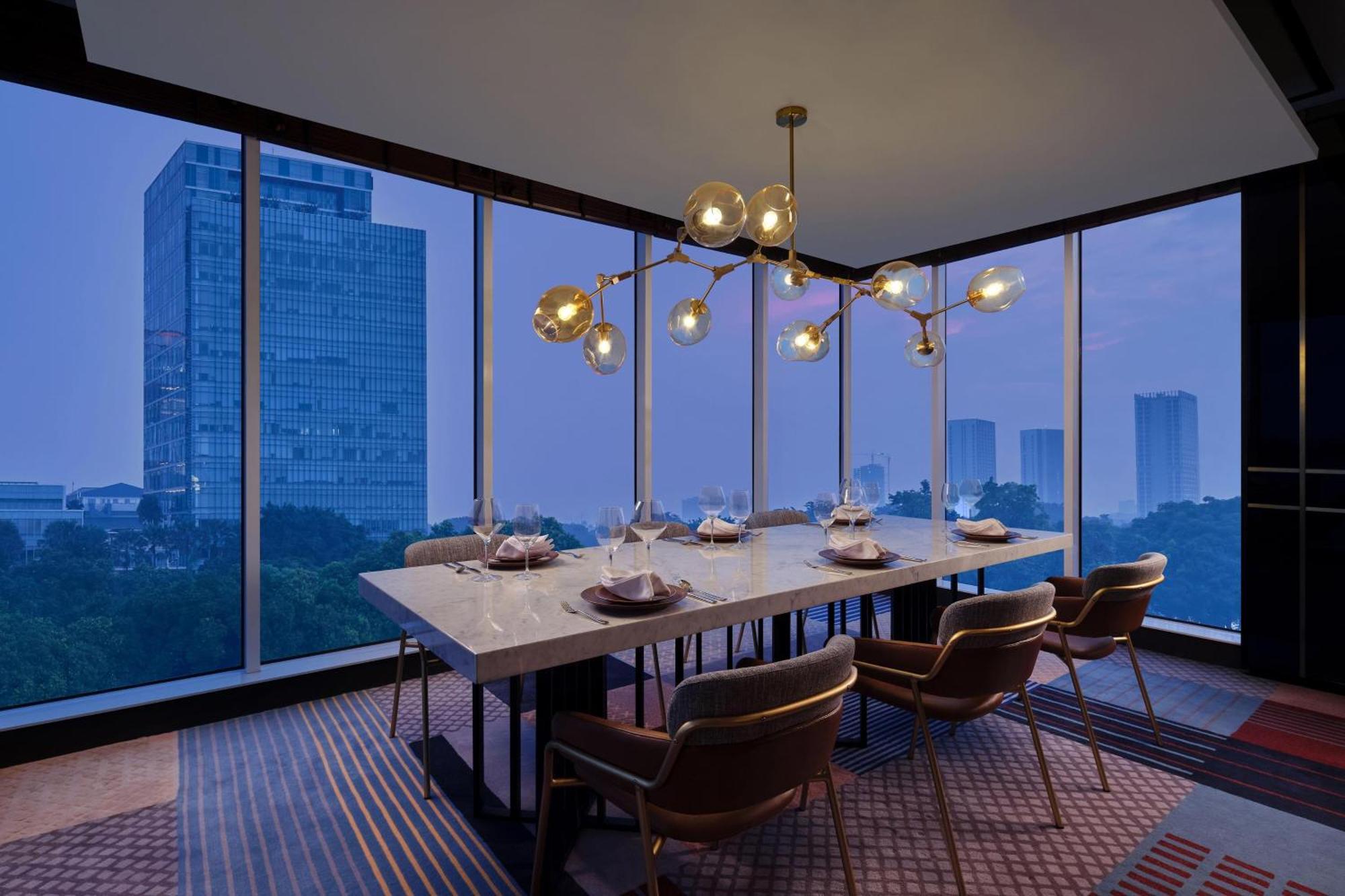 Aloft South Hotel 4*
