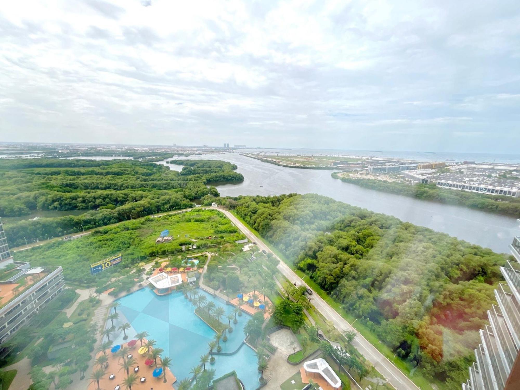 Gold Coast Sea View By Rentrooms Jakarta