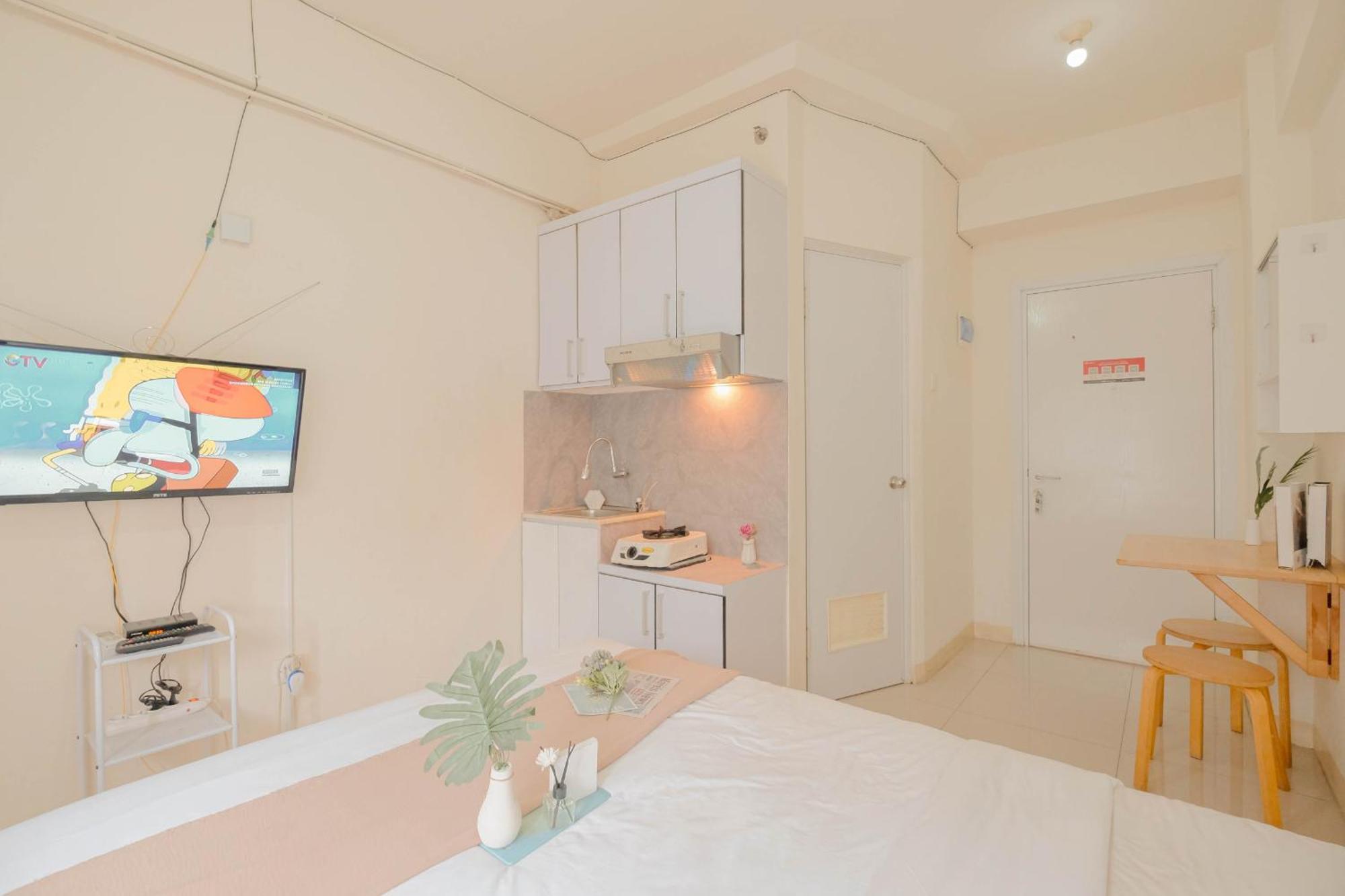 Apartment Cozy With Direct Access To Mall At Pramuka By Travelio