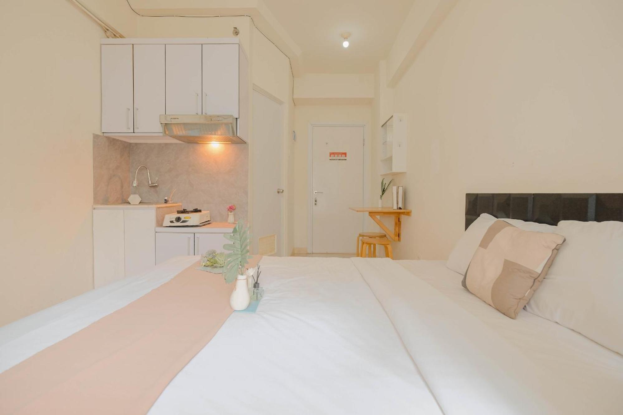 Apartment Cozy With Direct Access To Mall At Pramuka By Travelio