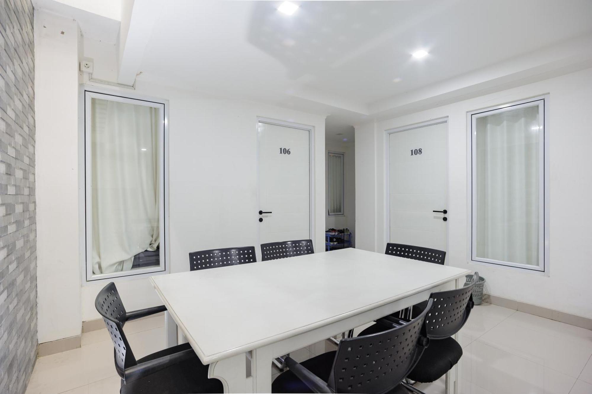 Reddoorz Near International Velodrome Hotel 2*