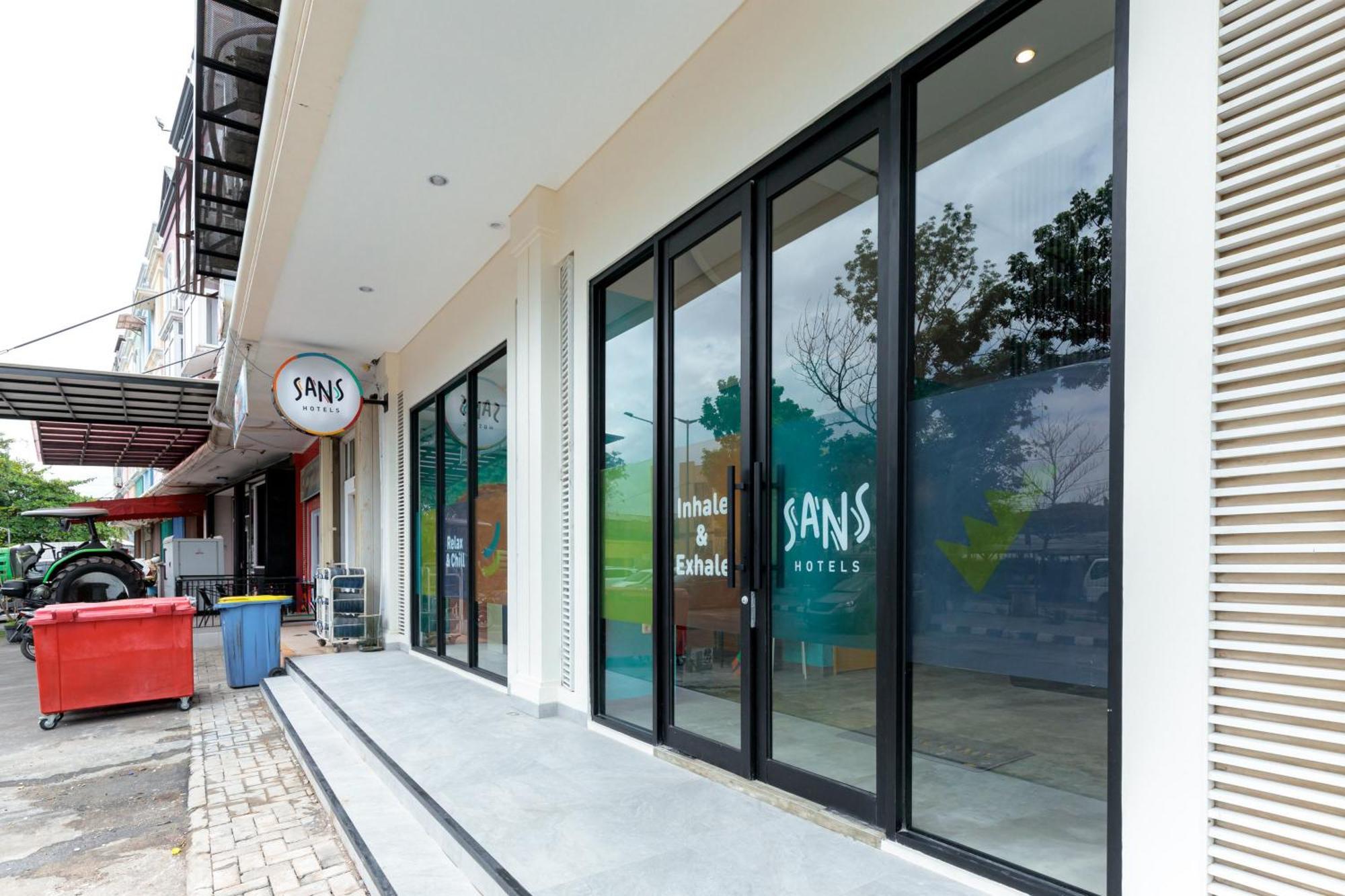 Hotel Sans Kelapa Gading 3*