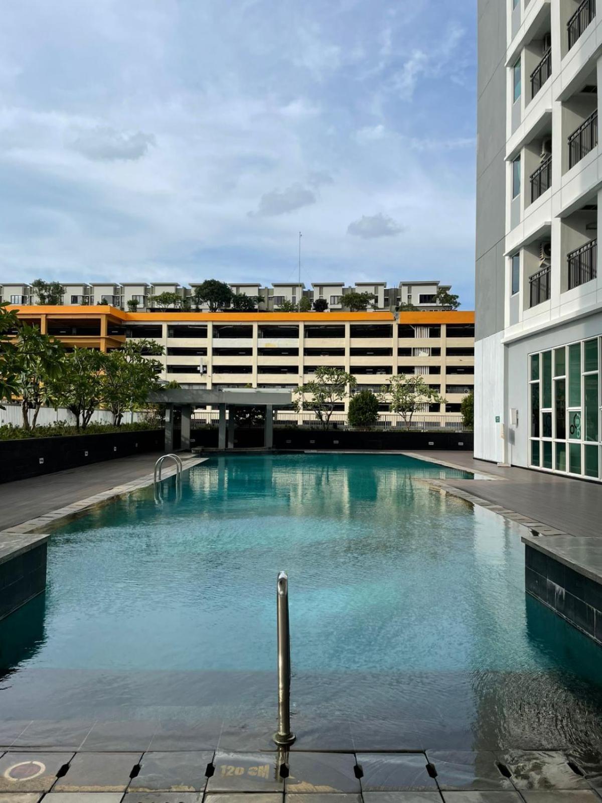 1br Thamrin Executive With Netflix, Rooftop Pool, Jacuzzi, Sauna, Gym, 5mins Walk To Grand Indonesia