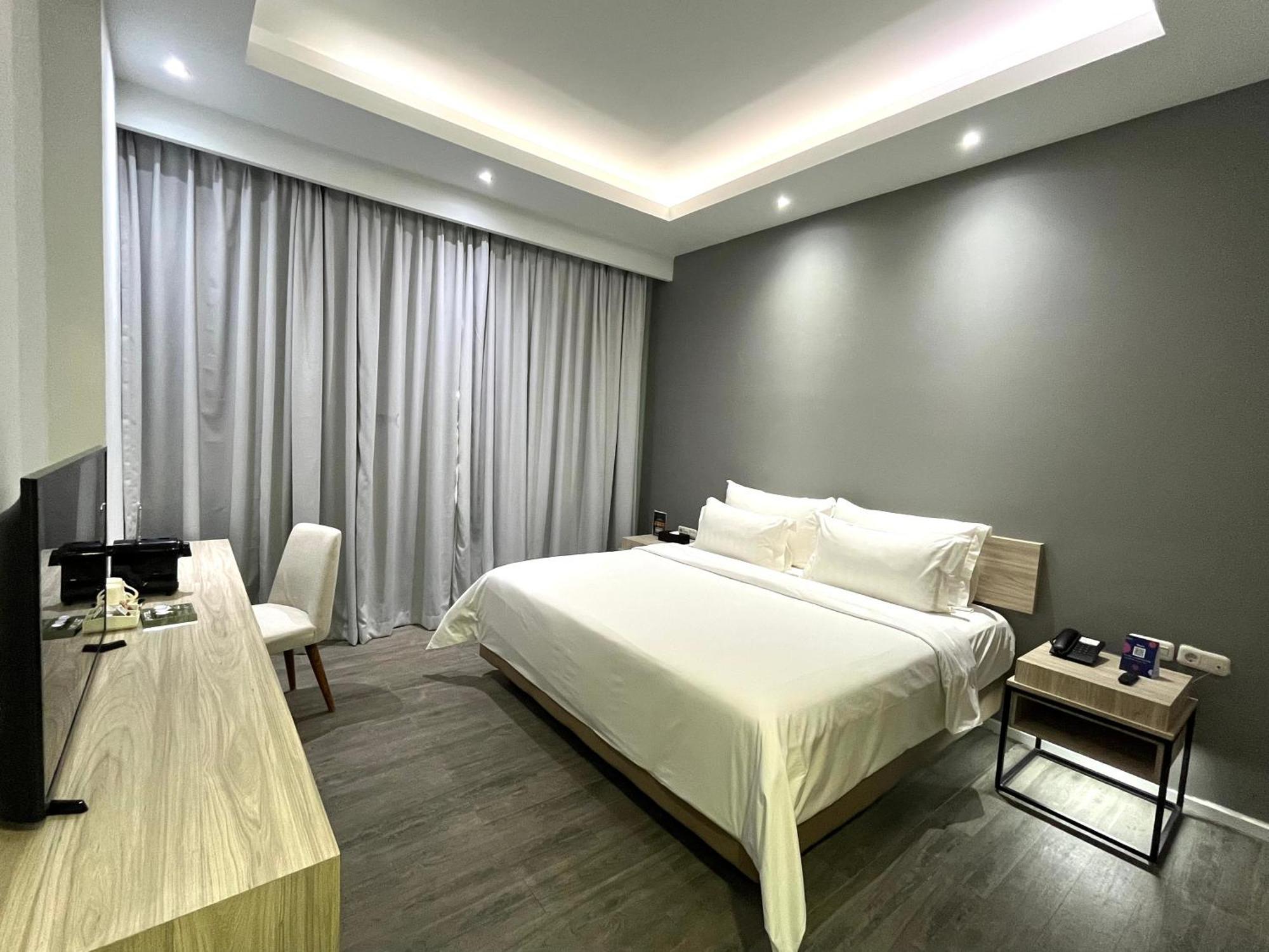 Hotel Sparks Life Jakarta, Artotel Curated