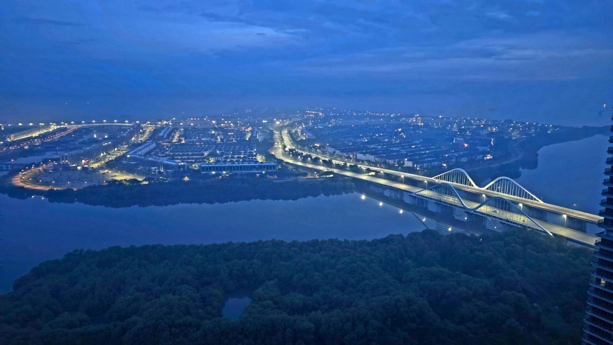 Sea View With Bridge At Gold Coast Pik High Floor Apartment *