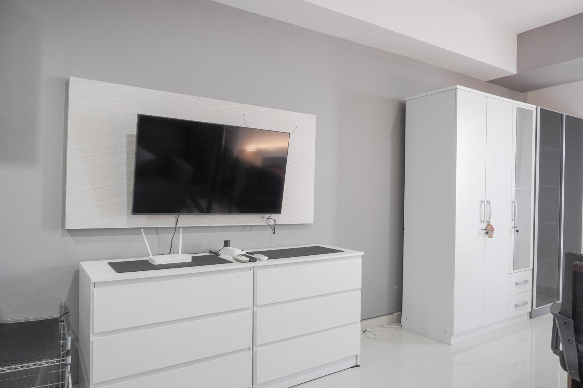 Comfort And Warm At West Vista By Travelio Jacarta