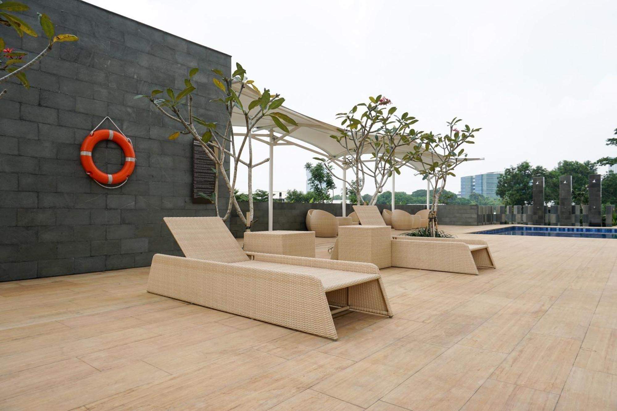 Apartment Modern And Comfort At Ciputra International By Travelio