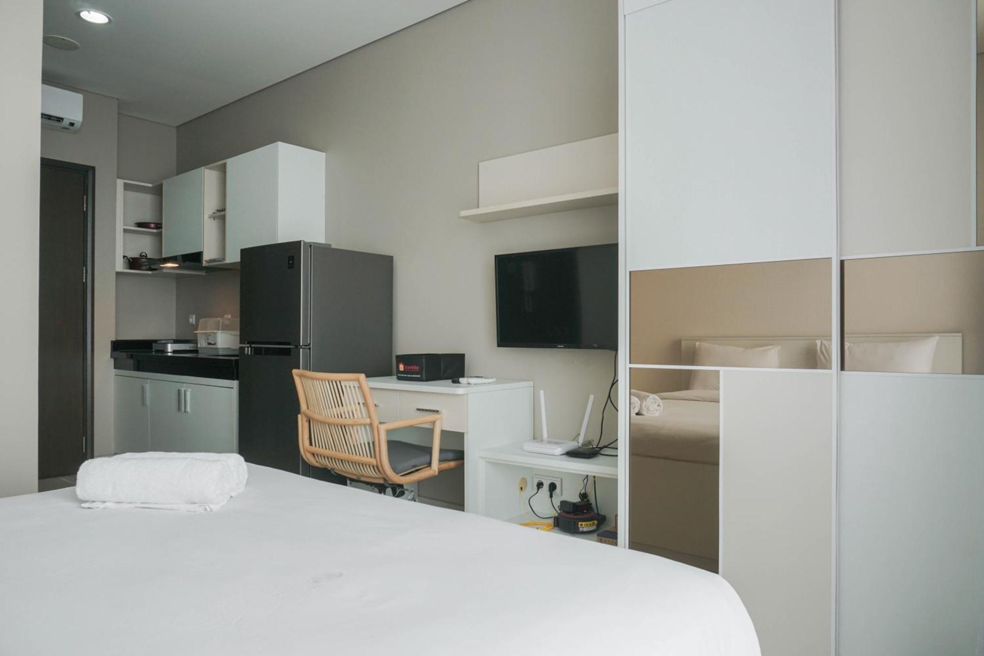 Modern And Comfort At Ciputra International By Travelio Apartment Jakarta