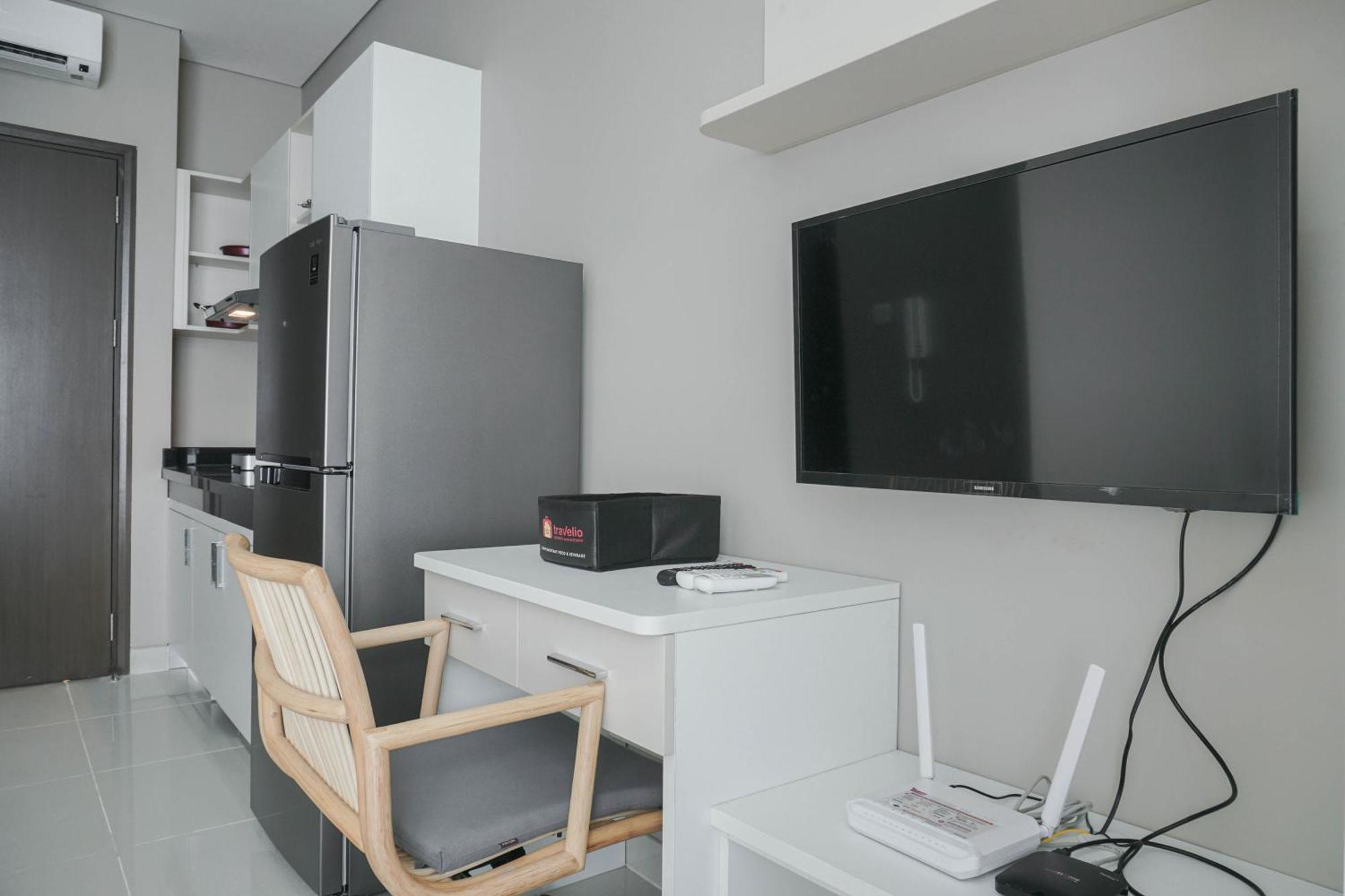 Apartment Modern And Comfort At Ciputra International By Travelio Jakarta