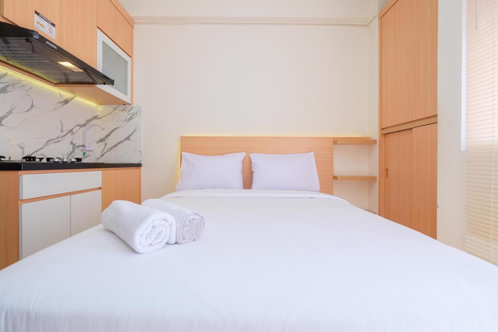 Apartment And Comfy At Pramuka By Travelio