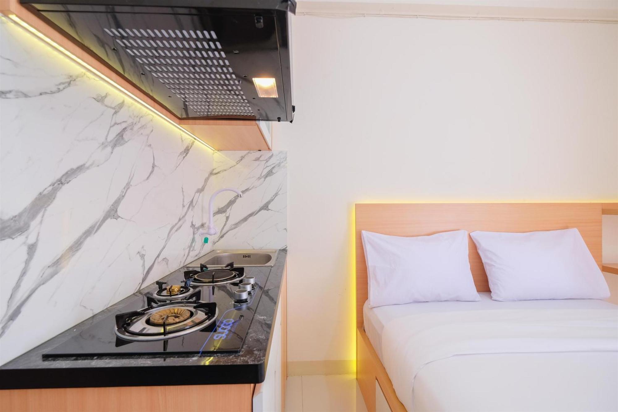 Apartment And Comfy At Pramuka By Travelio *