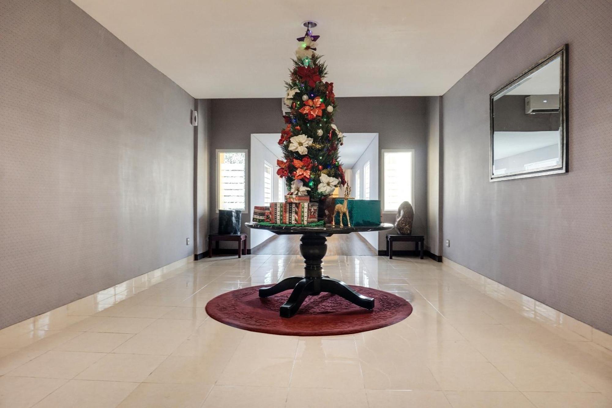 Super Oyo Townhouse Oak Bi Executive Hotel