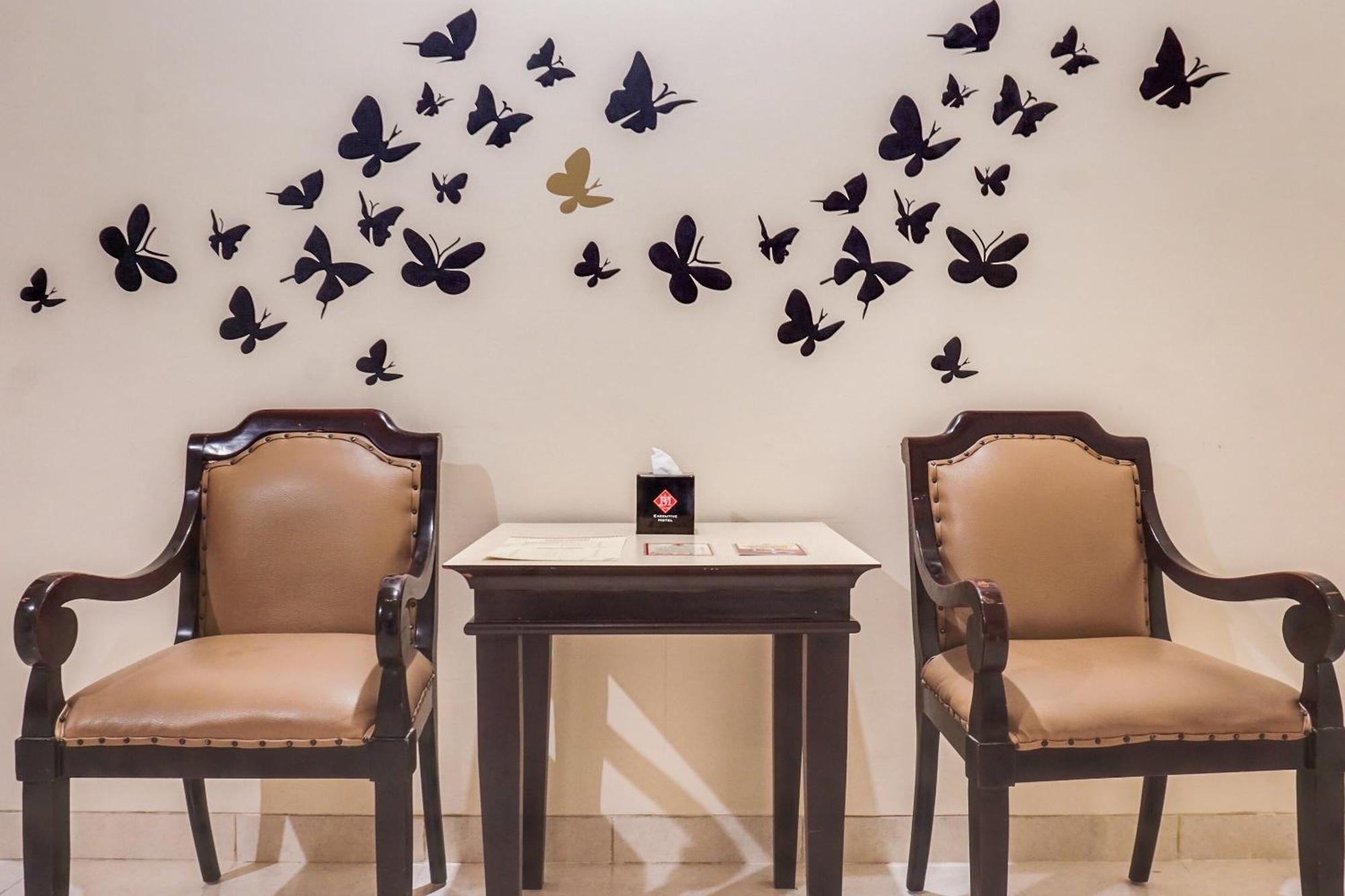 Super Oyo Townhouse Oak Bi Executive Hotel