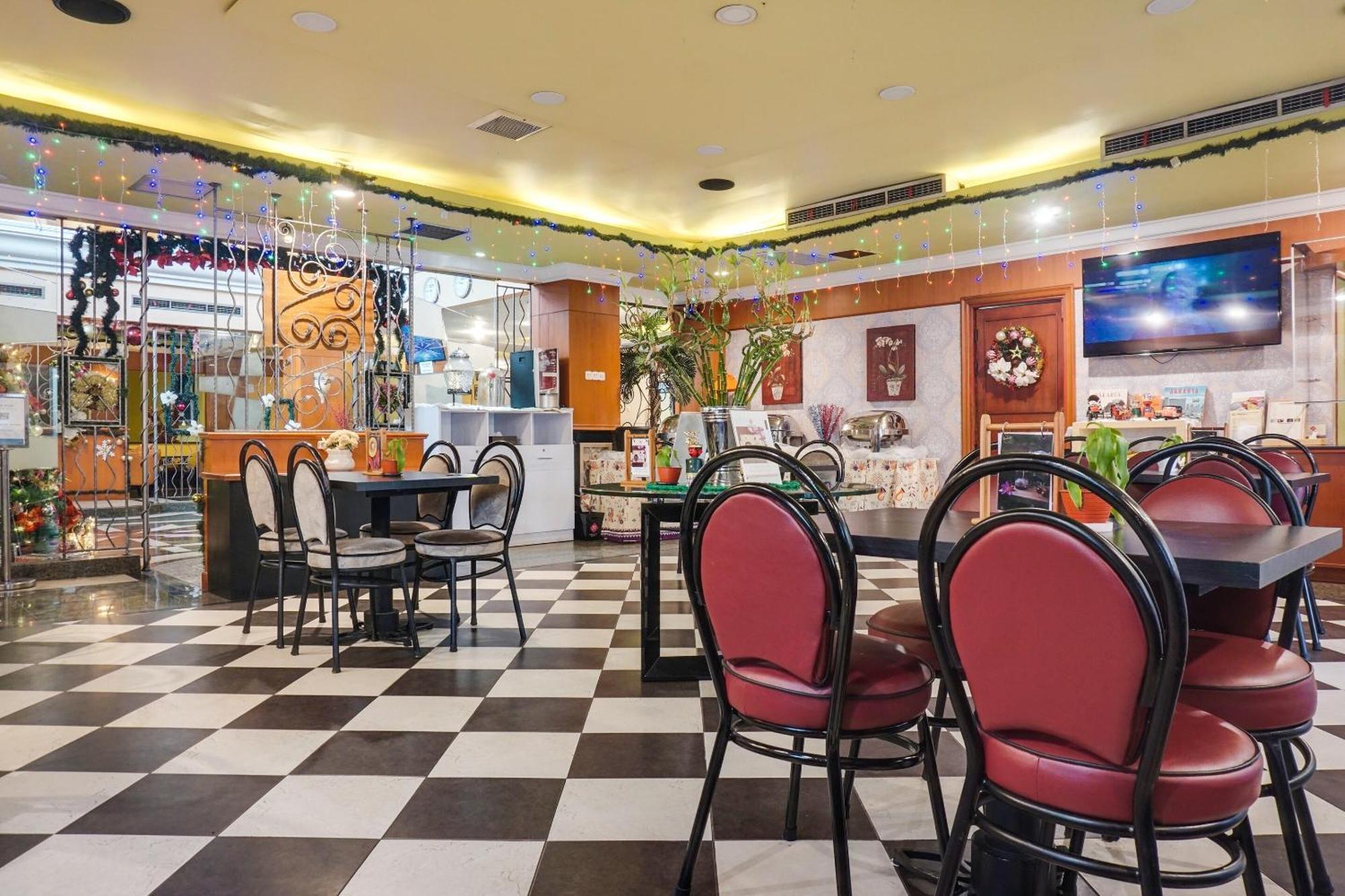 Super Oyo Townhouse Oak Bi Executive Hotel 2*