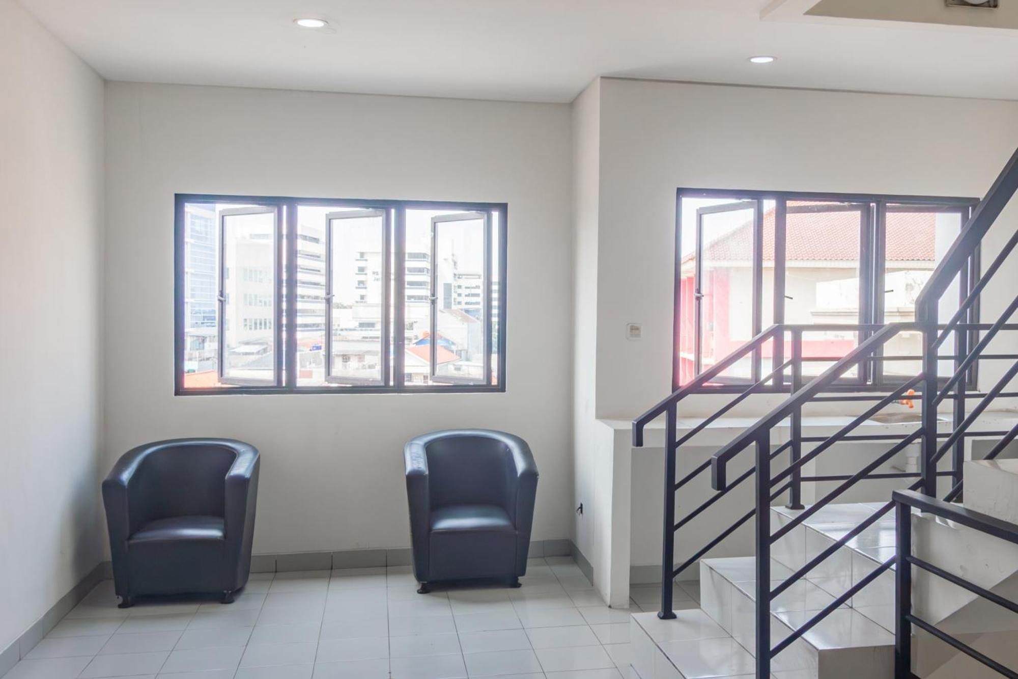 Oyo 93958 J&b Smart Jatinegara Hotel 2*
