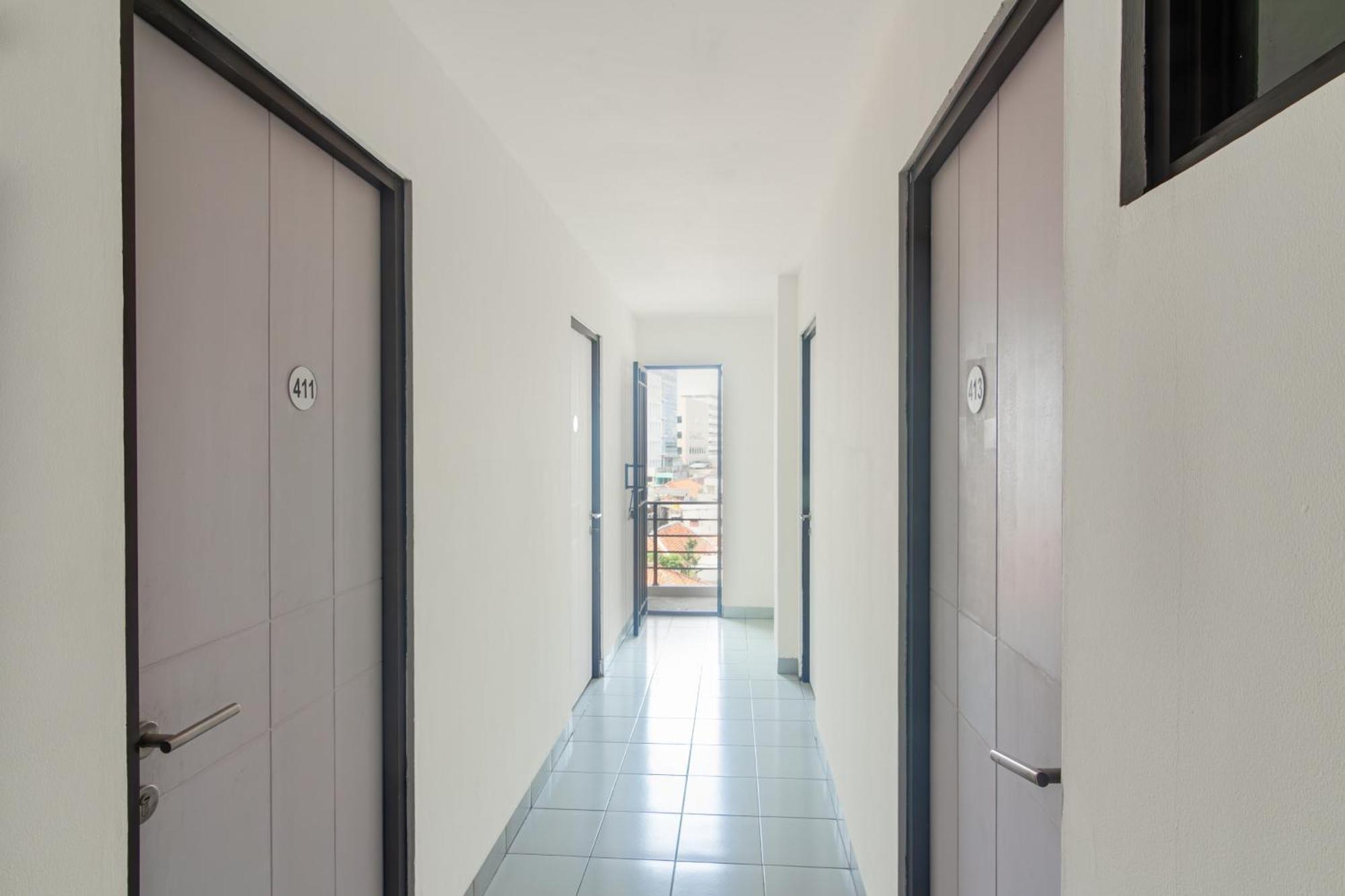 Oyo 93958 J&b Smart Jatinegara Hotel
