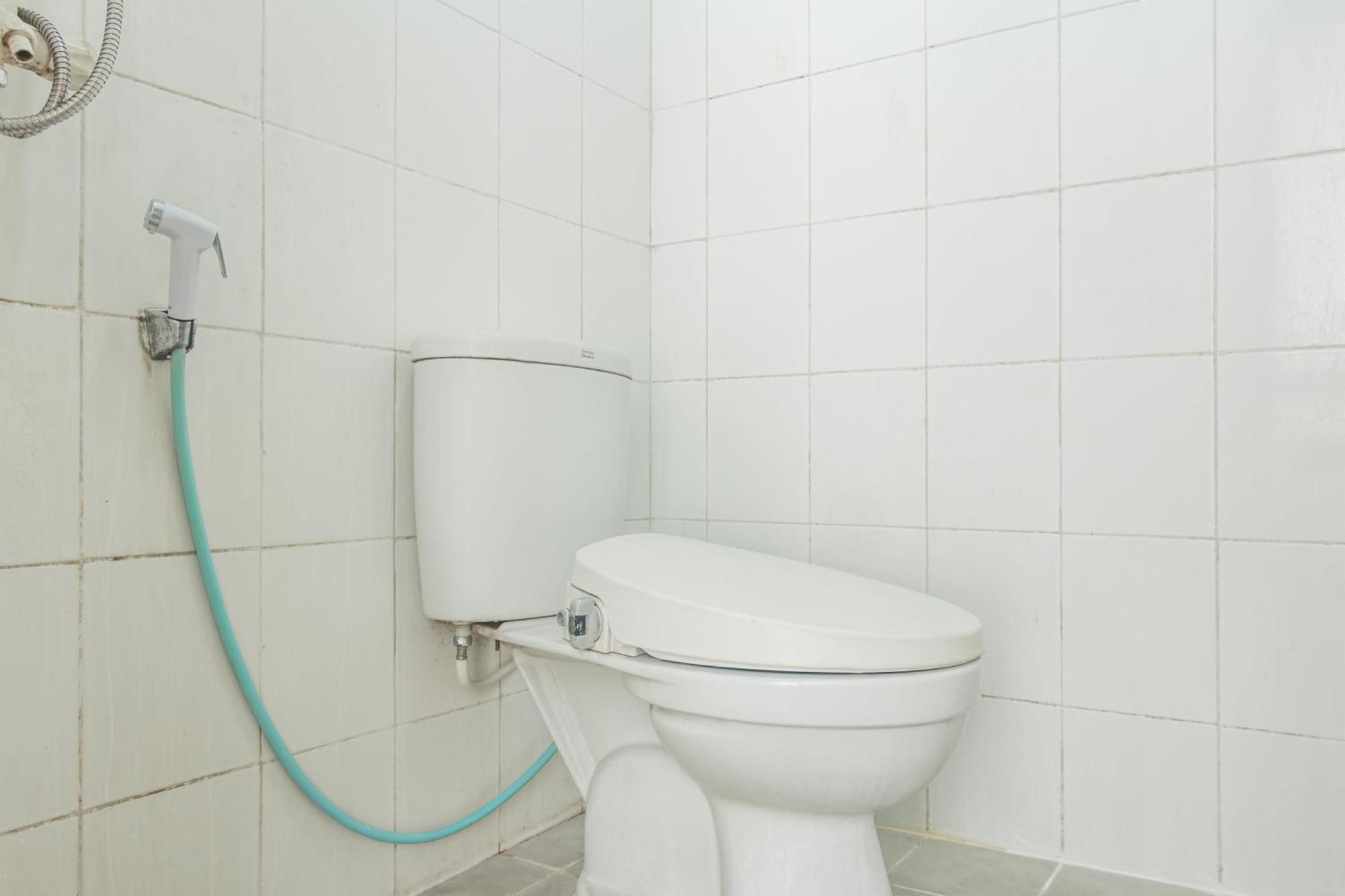 Oyo 93958 J&b Smart Jatinegara Hotel 2*