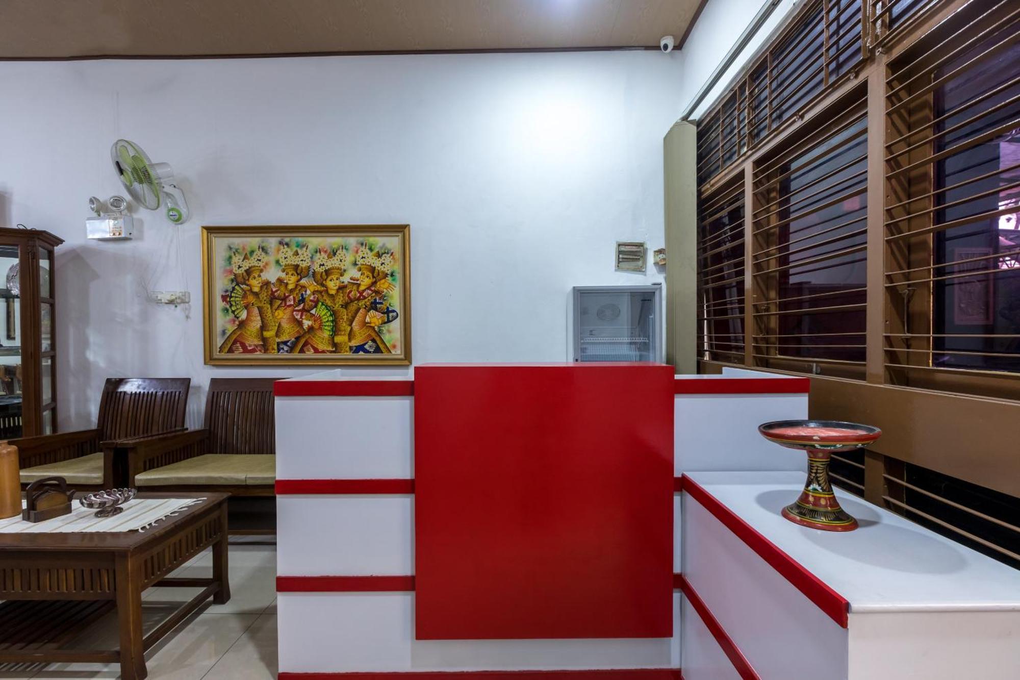 Vaccinated Staff - Oyo 1082 Kost Arie 1 Hotel 2*