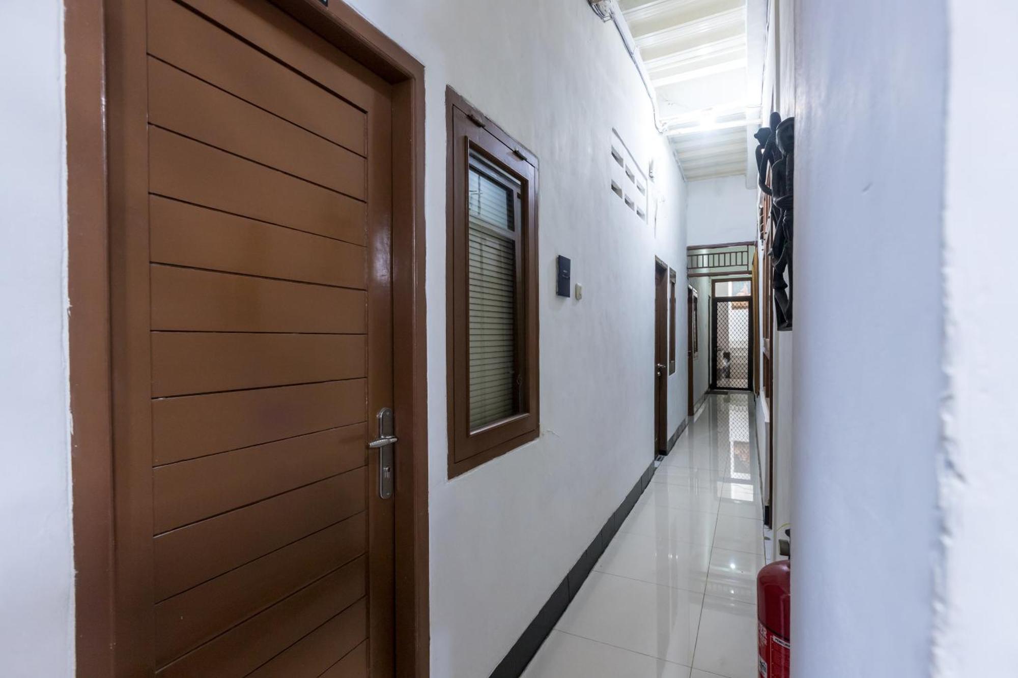 Vaccinated Staff - Oyo 1082 Kost Arie 1 2* Jakarta