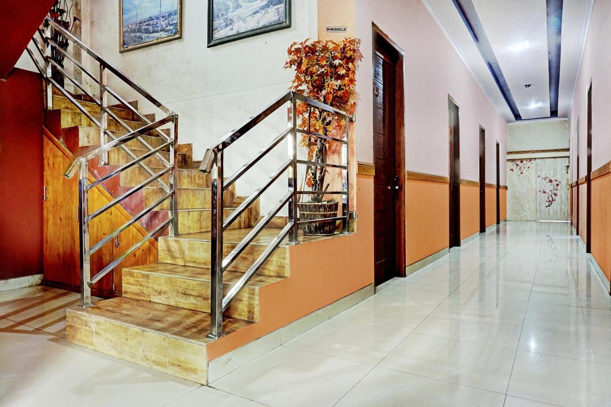 Oyo 90268 Aliyah Syariah Jakarta