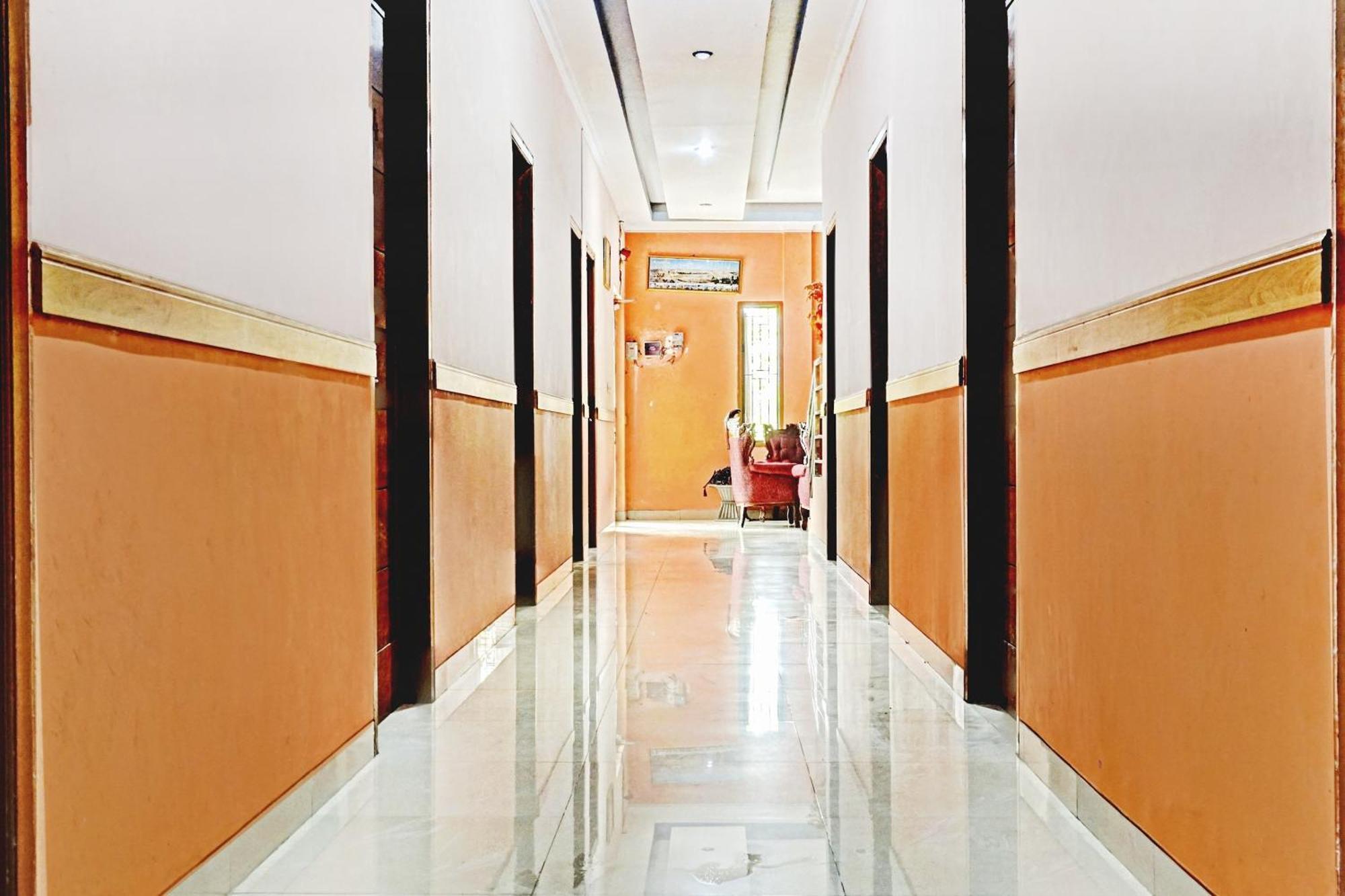 Oyo 90268 Aliyah Syariah Hotel 2*
