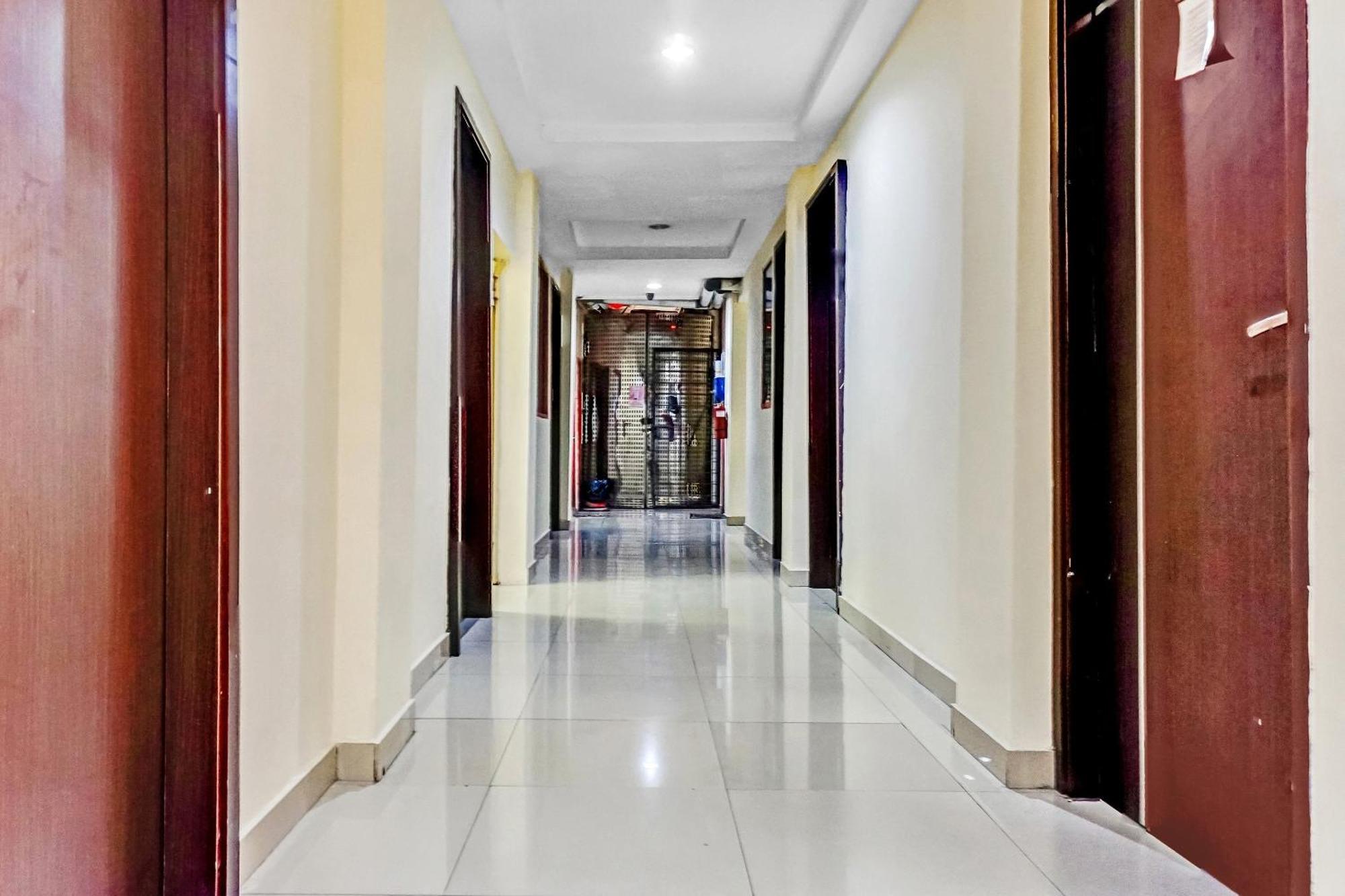 Super Oyo 90692 Point Hotel Jakarta